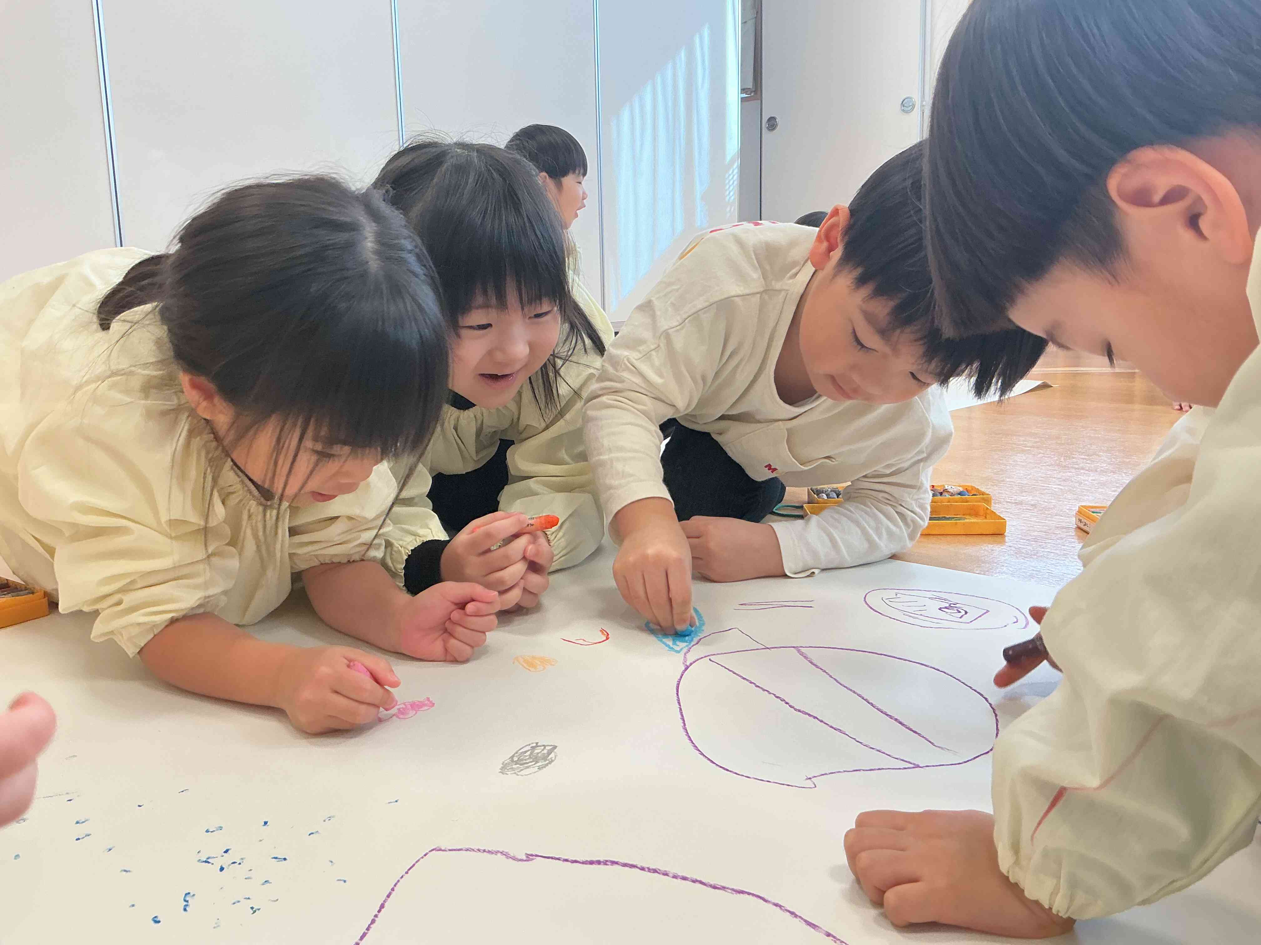 大きな紙にお絵描きしたよ！