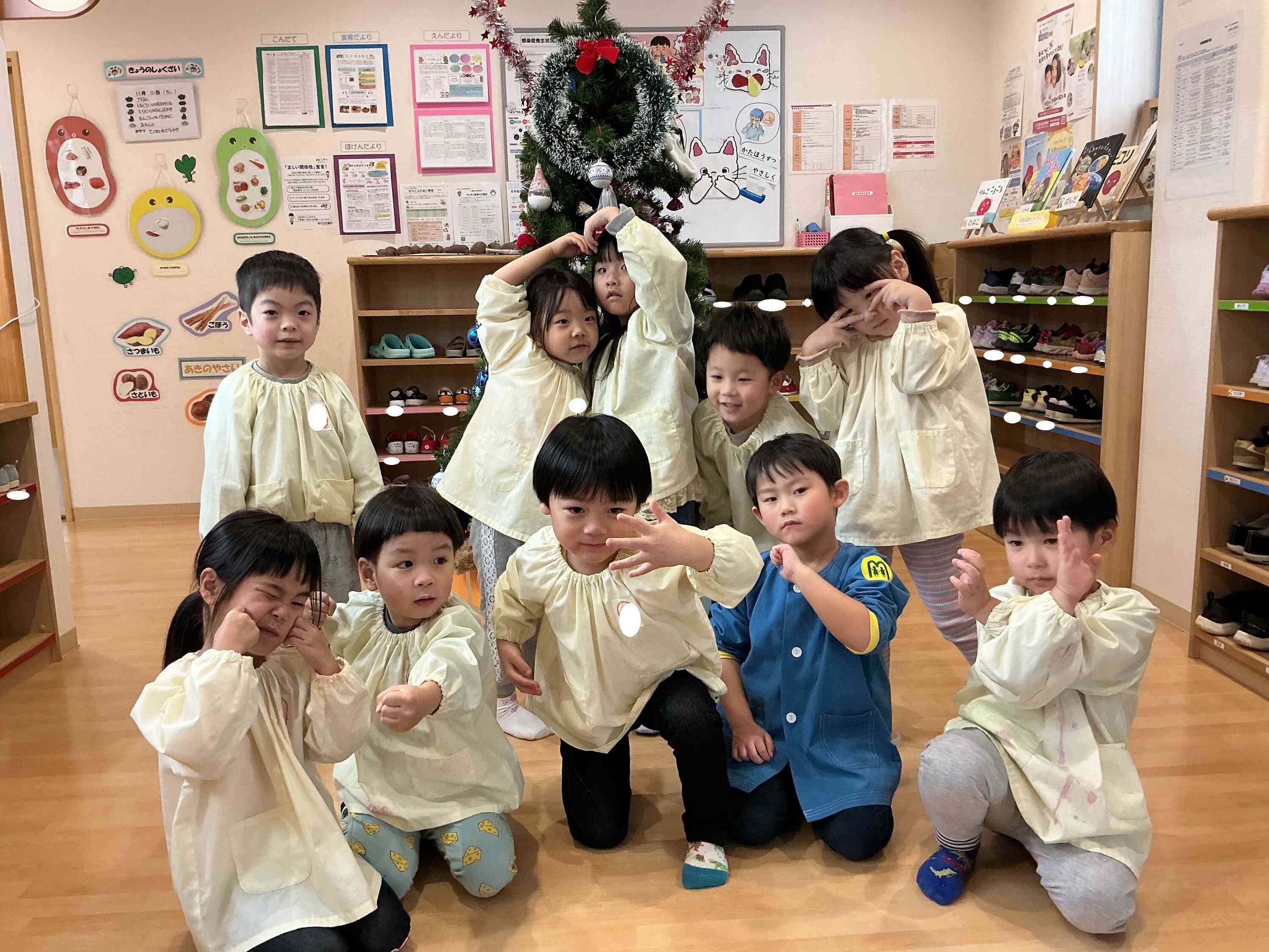 クリスマスツリーの前でパシャ！