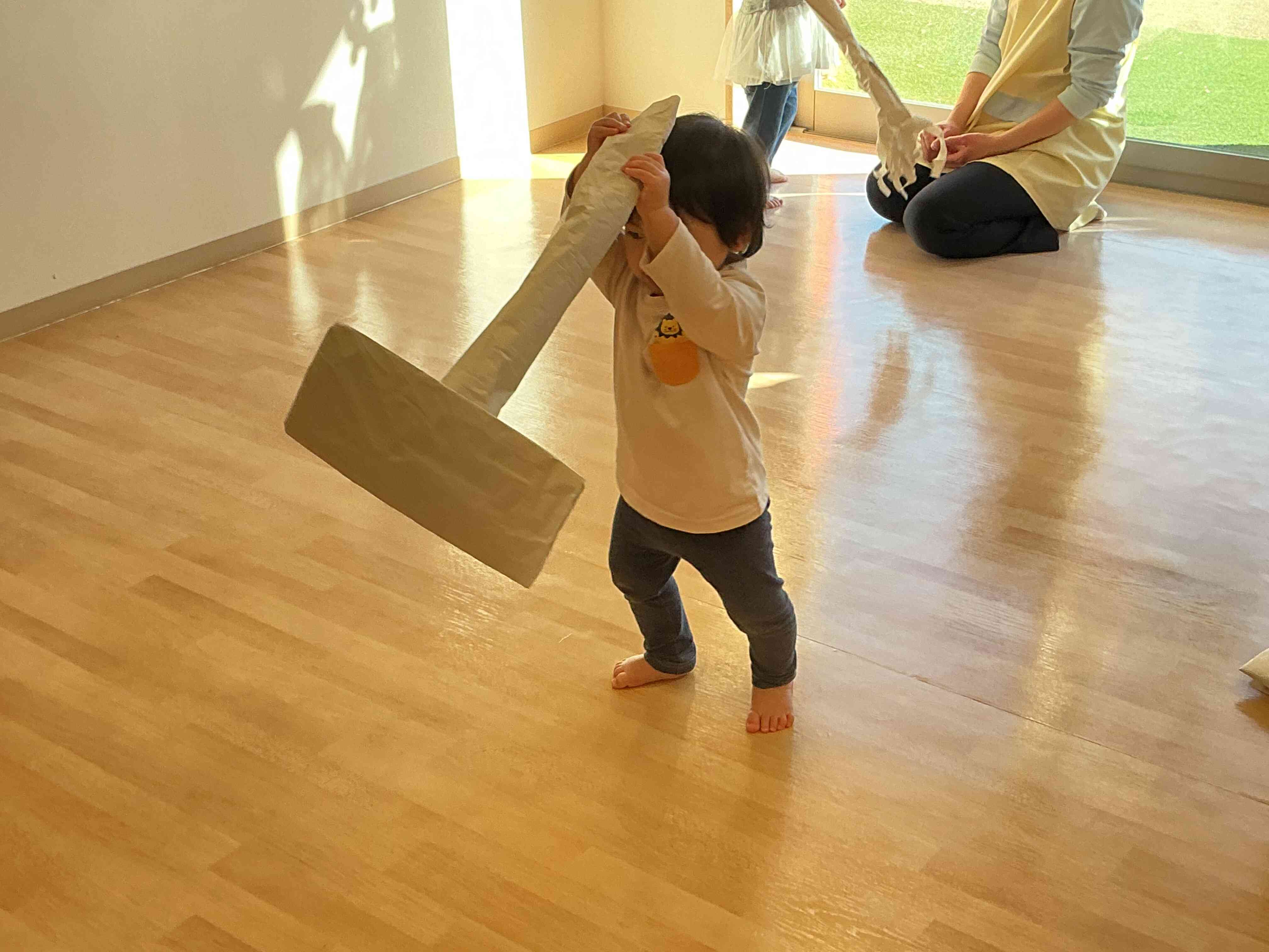 新聞紙で掃除機を作りました。