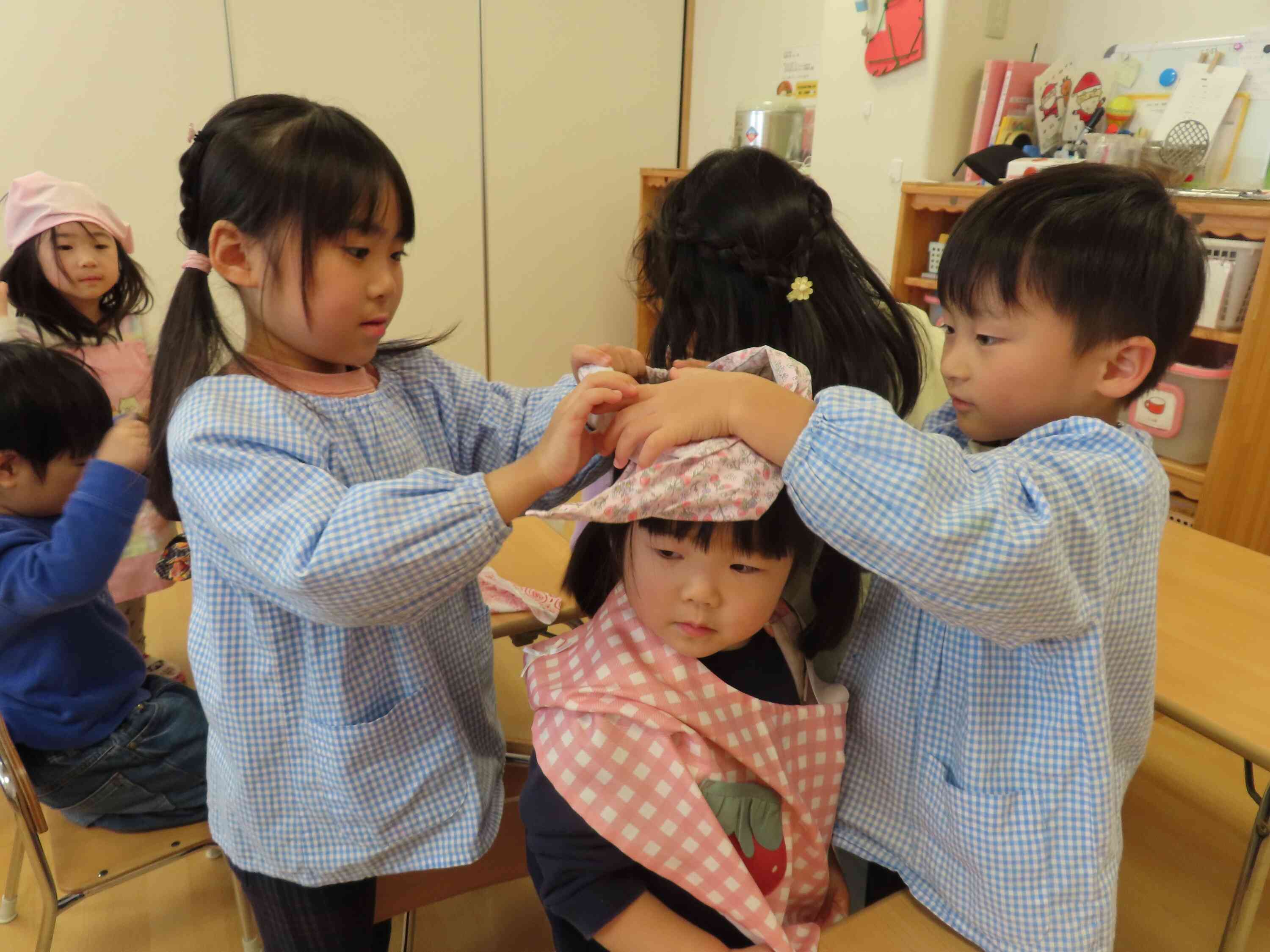 しょくいくのじゅんびを、きりんぐみ（5歳児）のお兄さんお姉さんに手伝ってもらったよ。