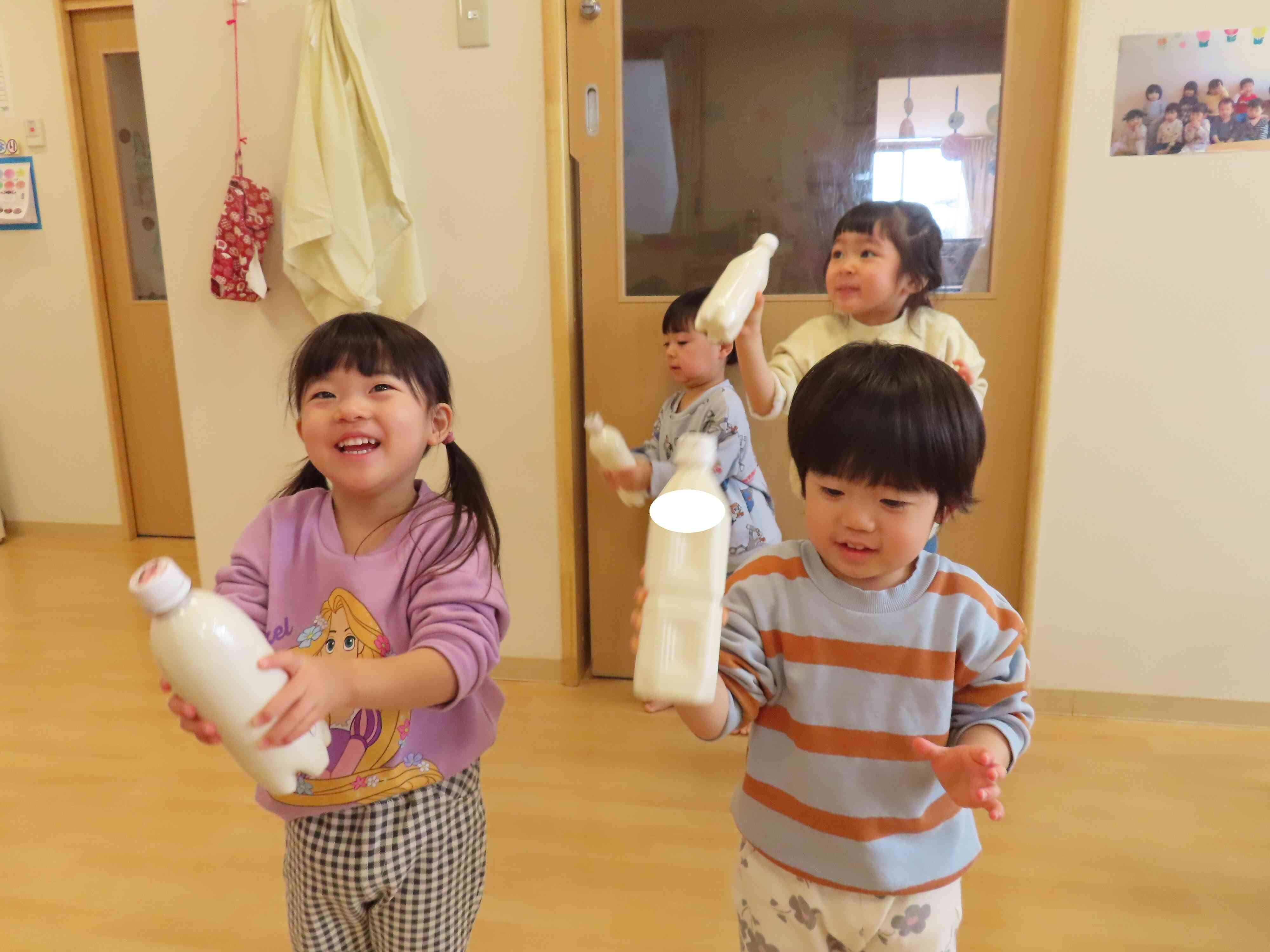 食育活動「バターづくり」うさぎ組（2歳児）
