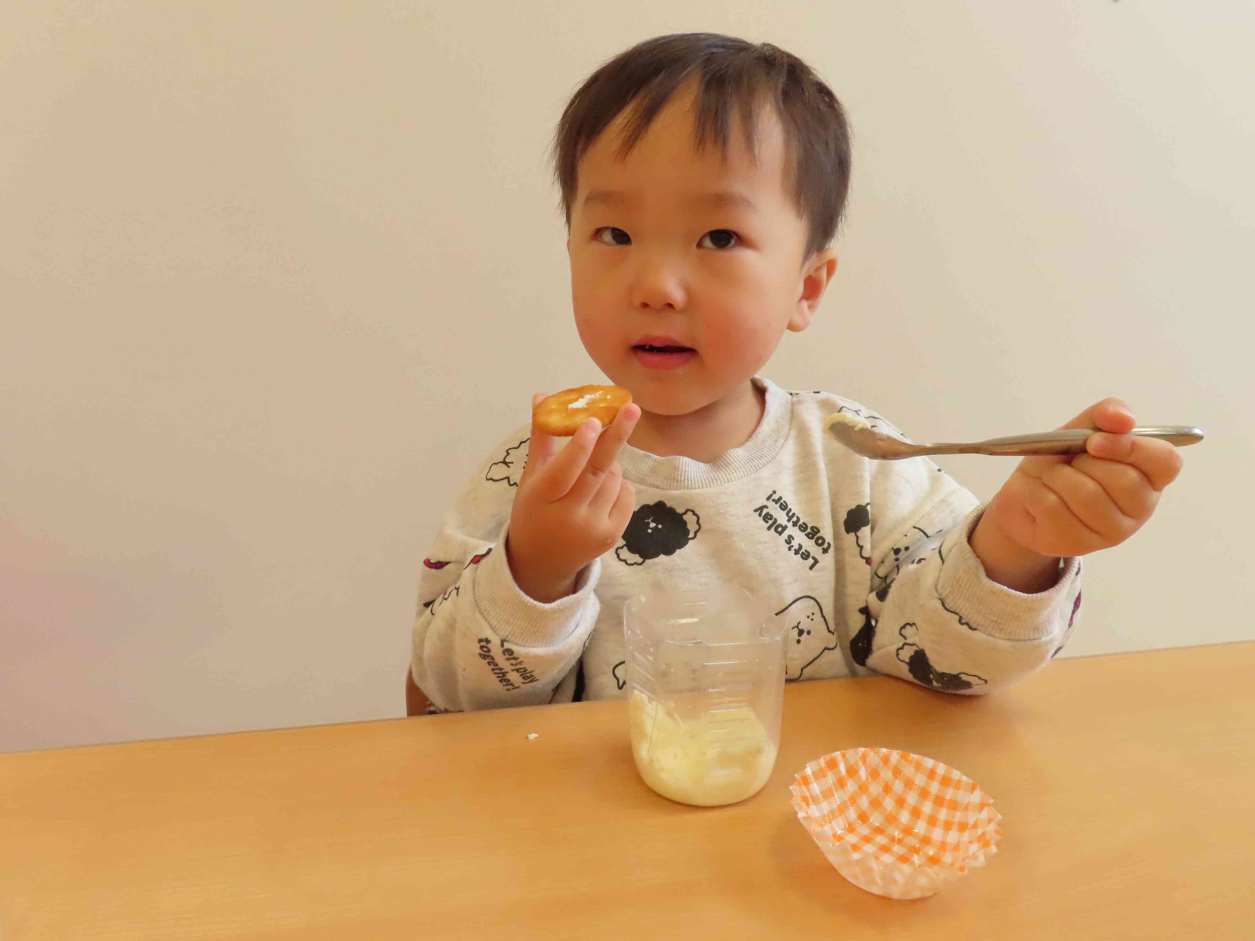 手作りバターをつけて食べました。