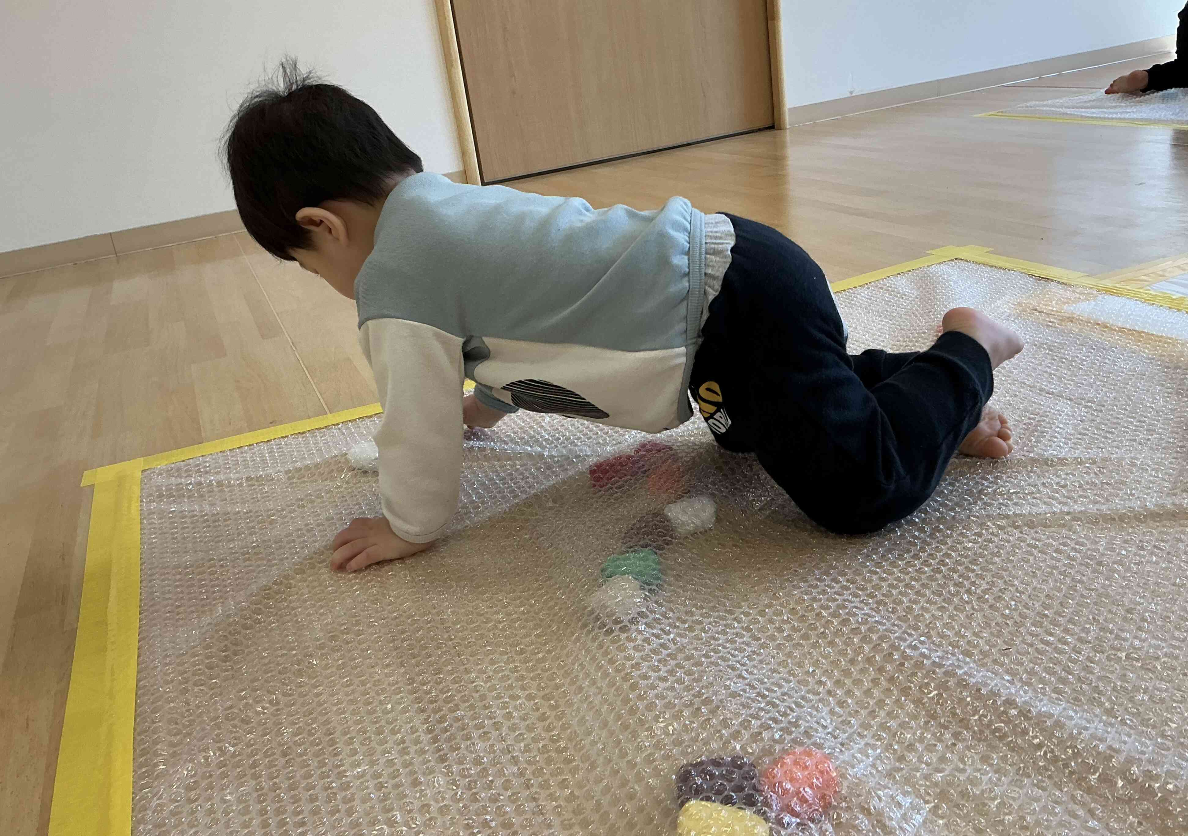 プチプチの下に何か(お手玉)入っているぞ…？