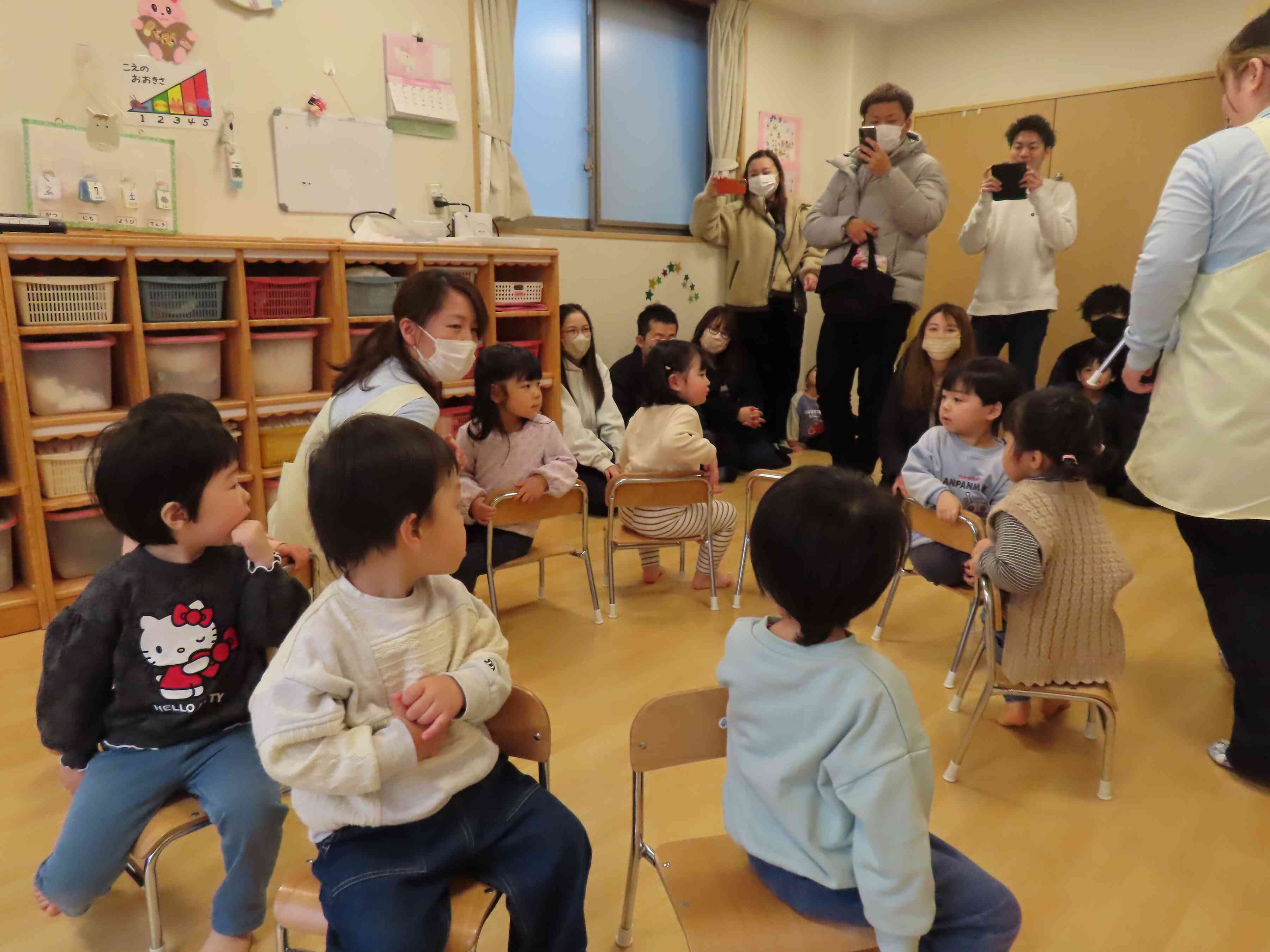 2歳児クラスでは椅子取りゲームに挑戦中