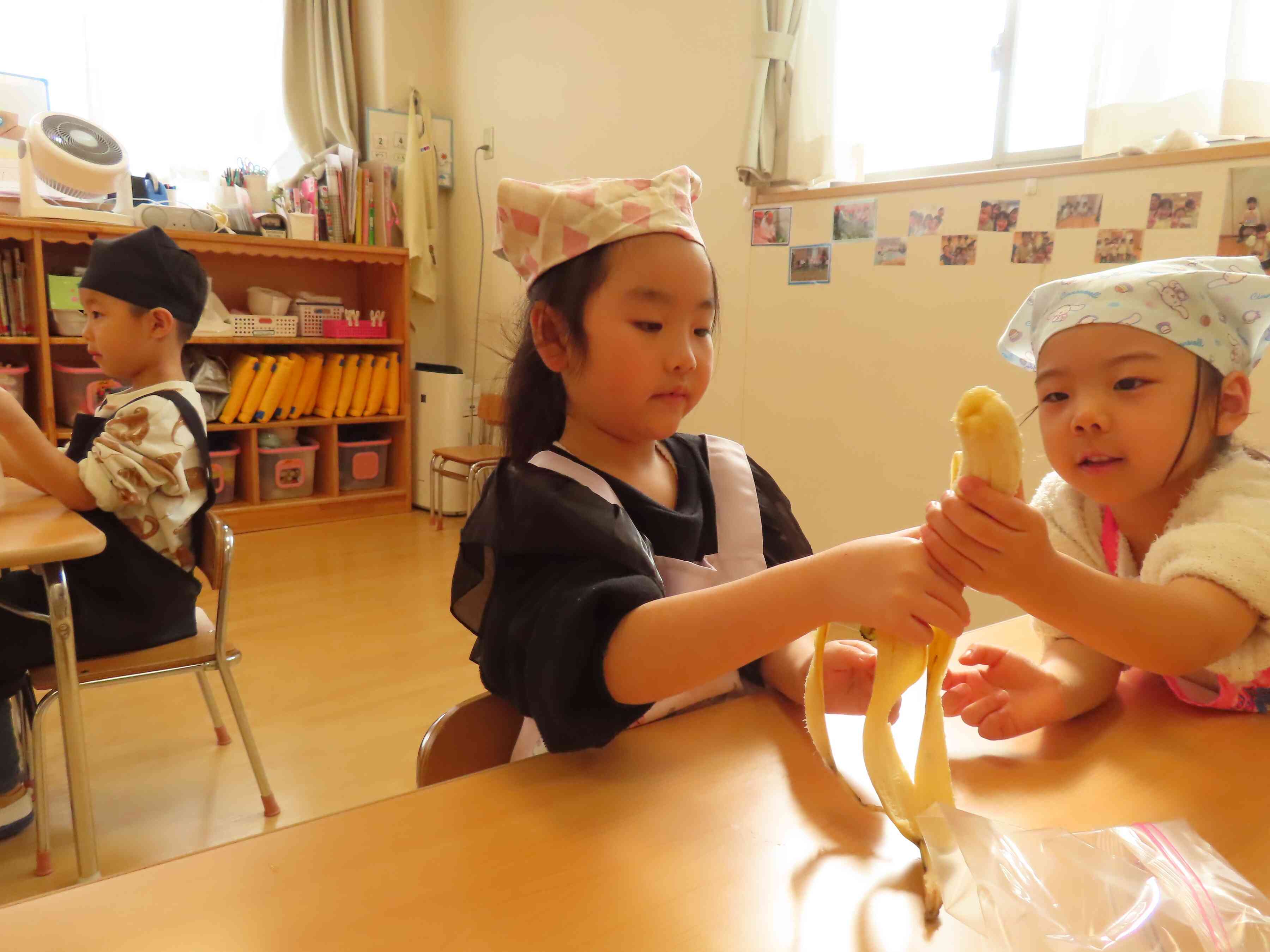 バナナの皮むき協力して頑張ります！