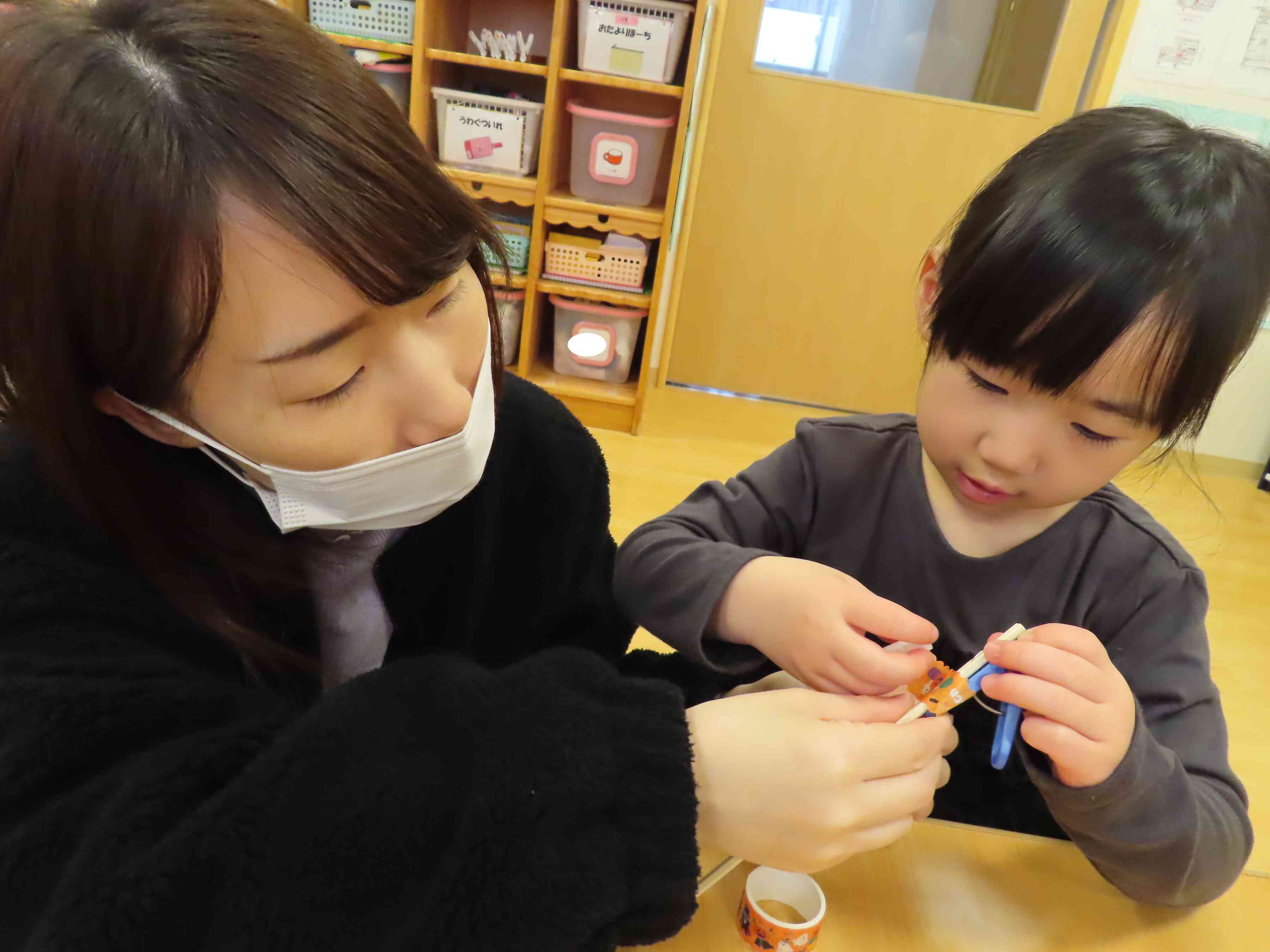 ママと一緒に製作中