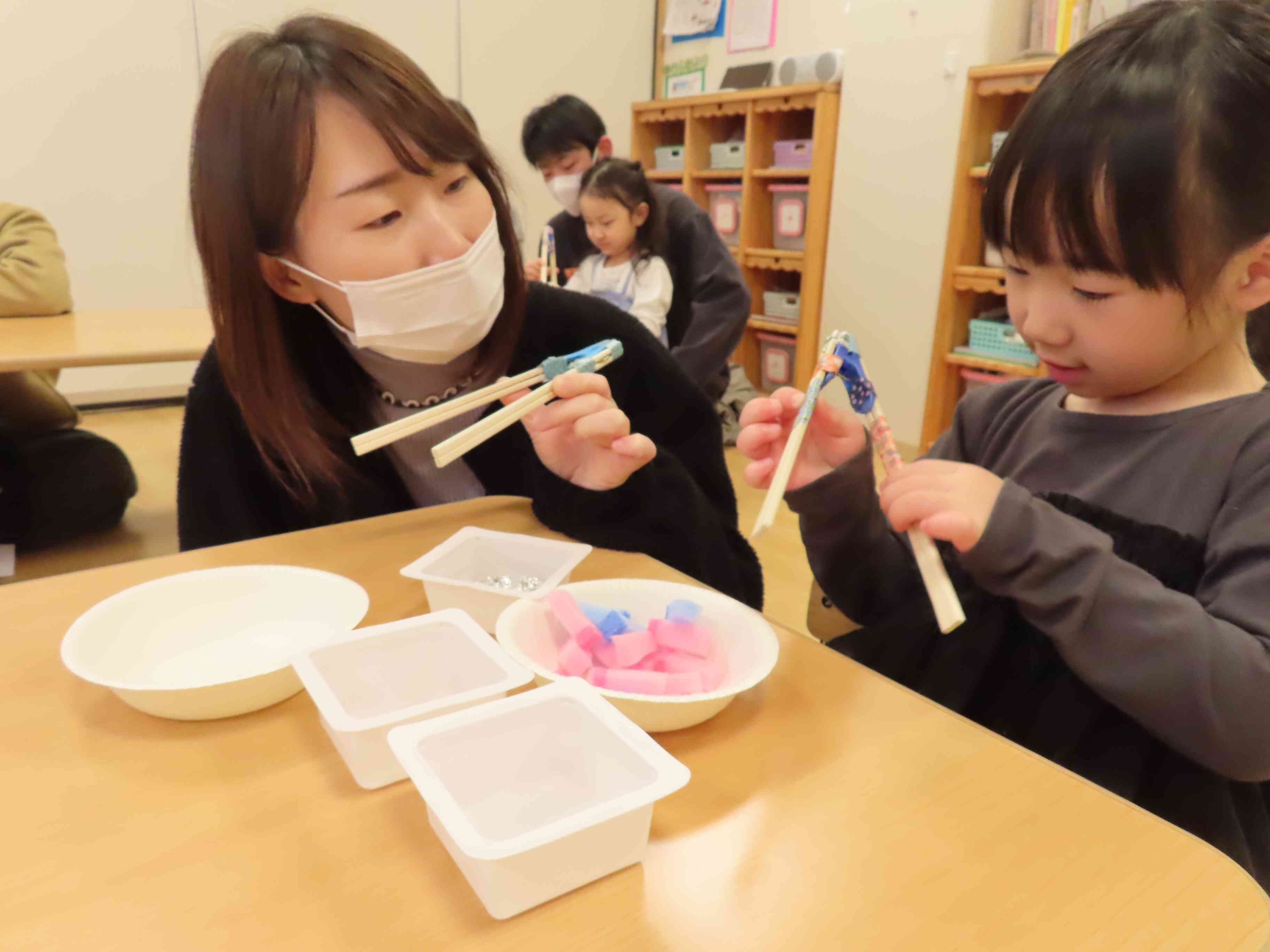 トング箸は、こうやって持つんだよ！