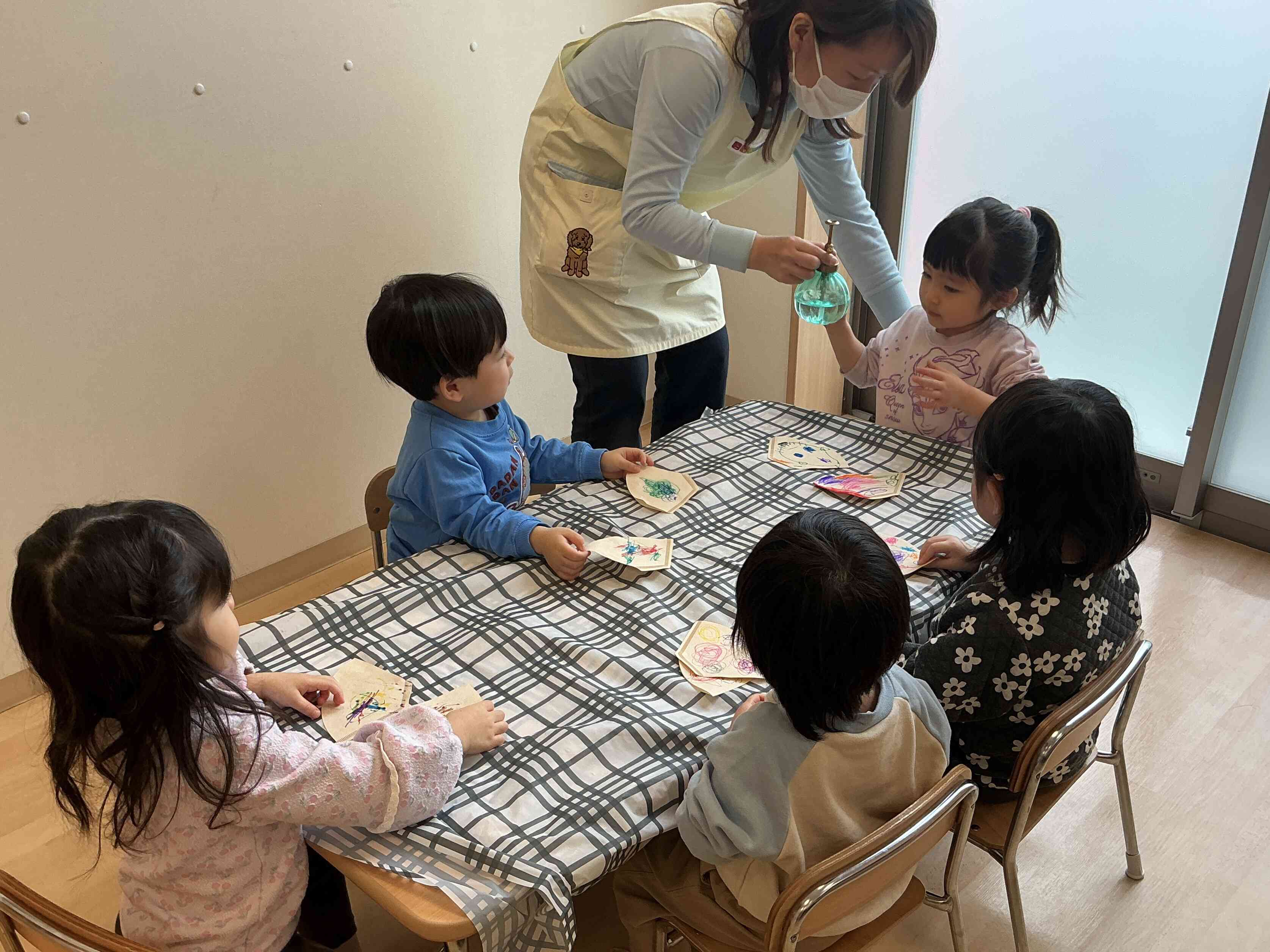 春の製作は、にじみ絵で蝶々をつくったよ