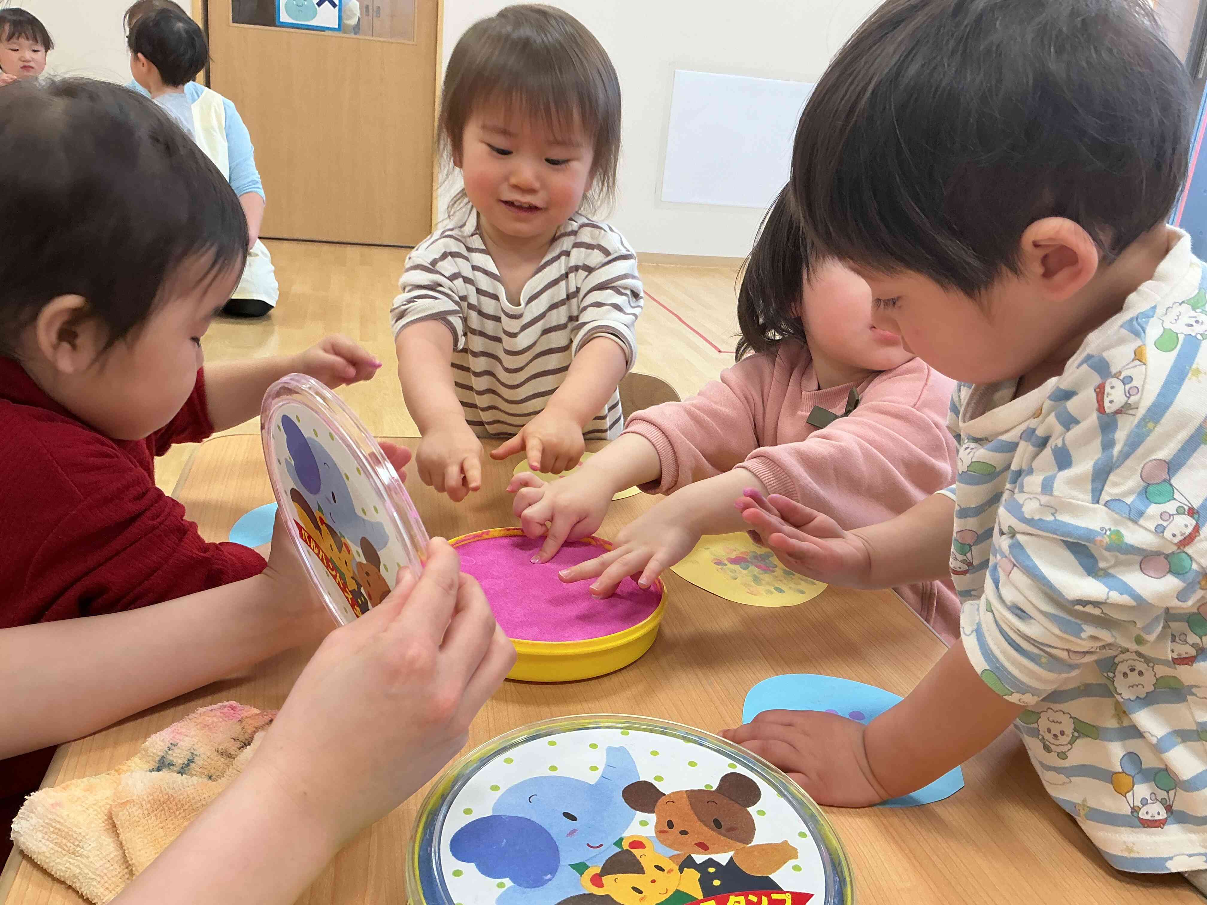 みんなでペタペタ