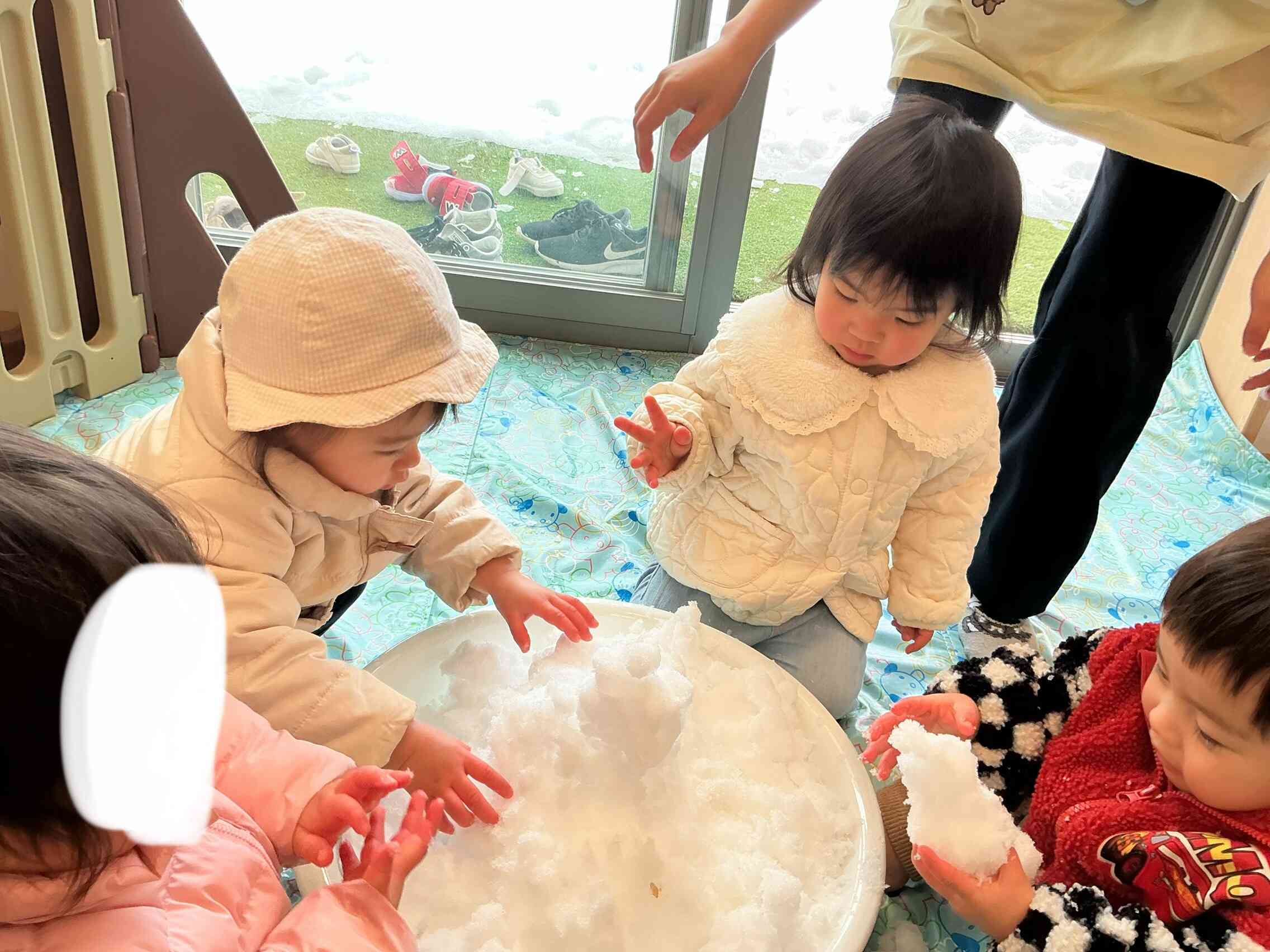 お部屋でゆき遊び
