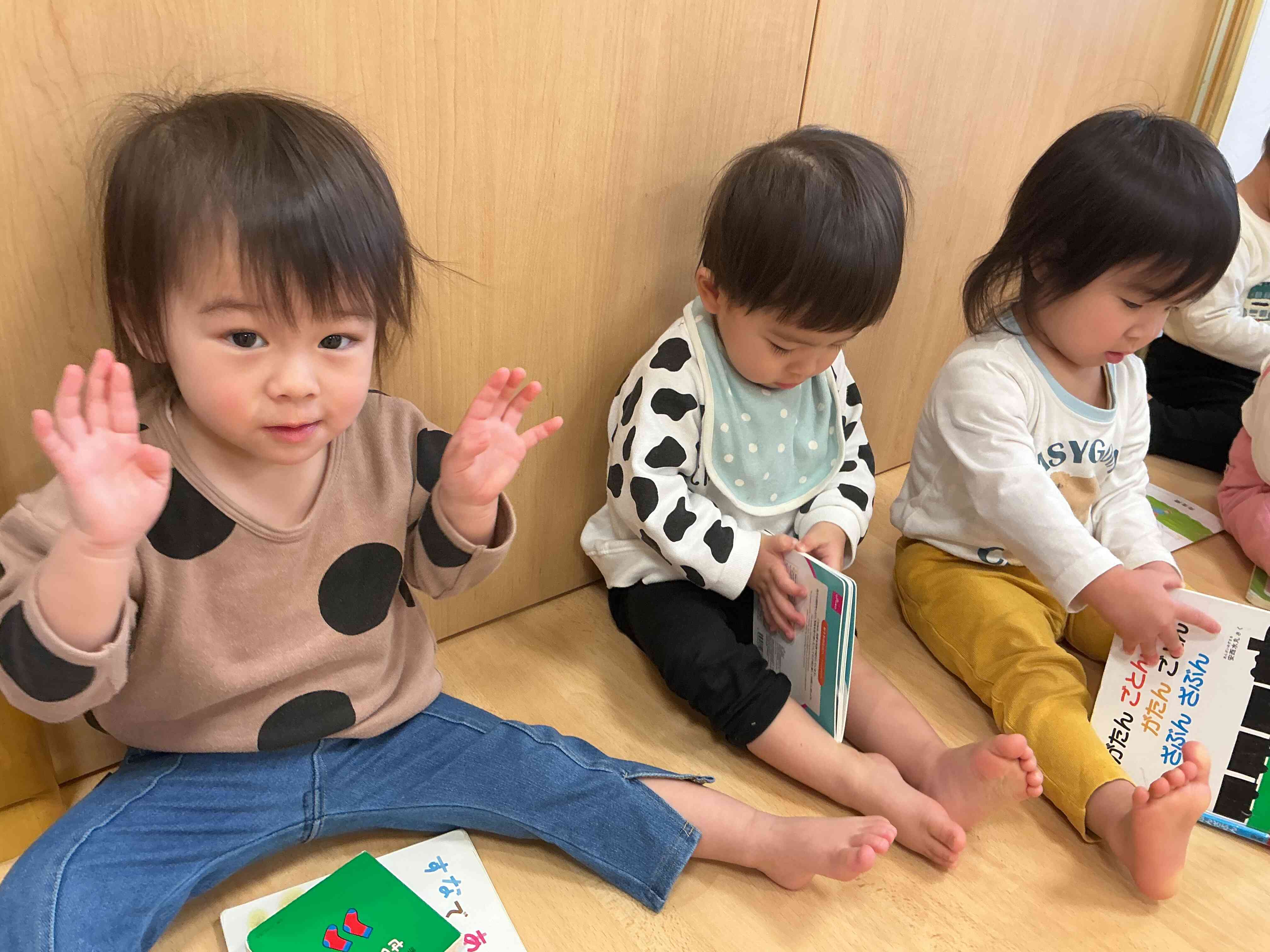 お座りして上手に絵本が読めるようになりました。