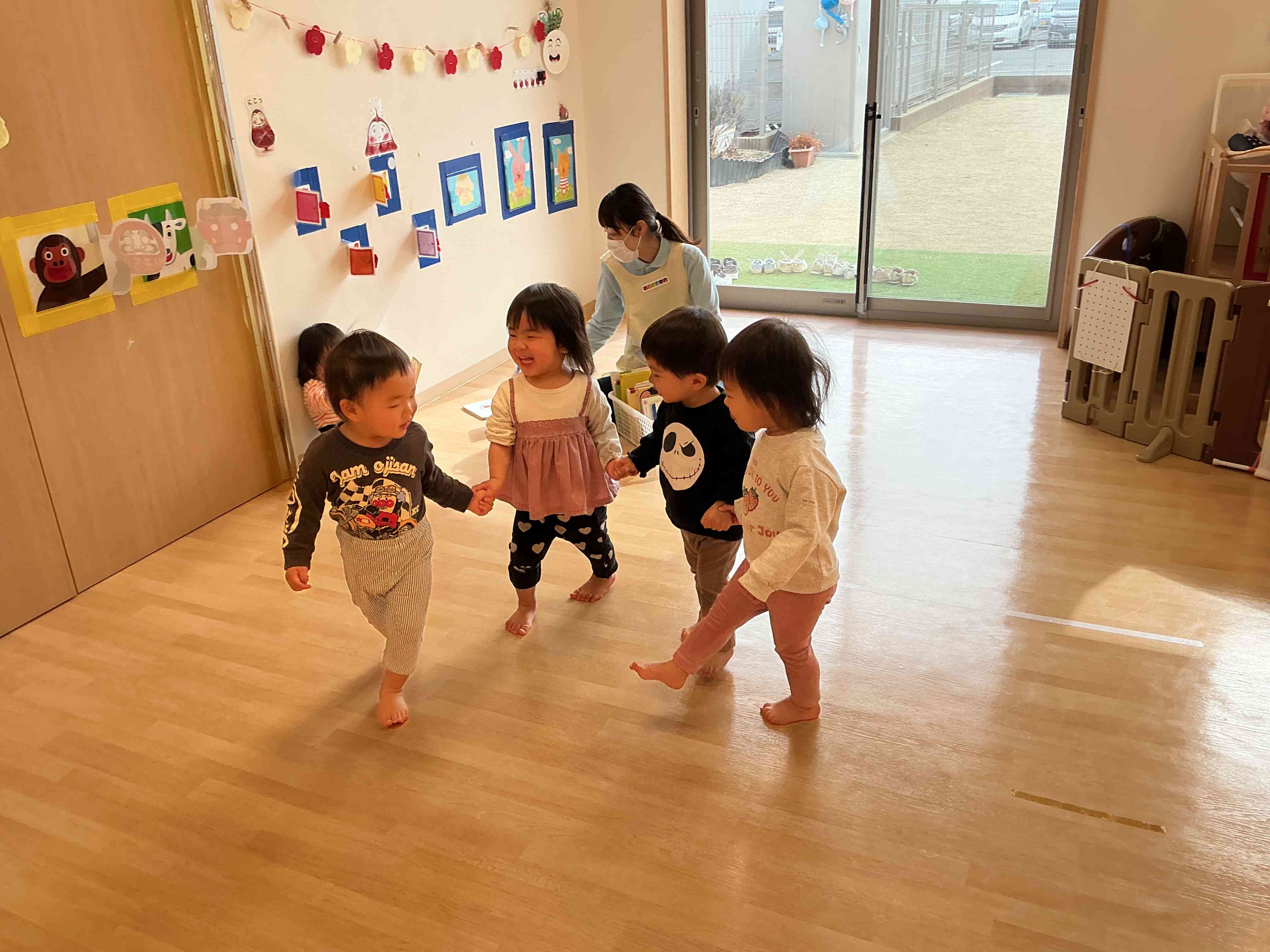 曲「さんぽ」に合わせてお部屋をお散歩することが大好きです