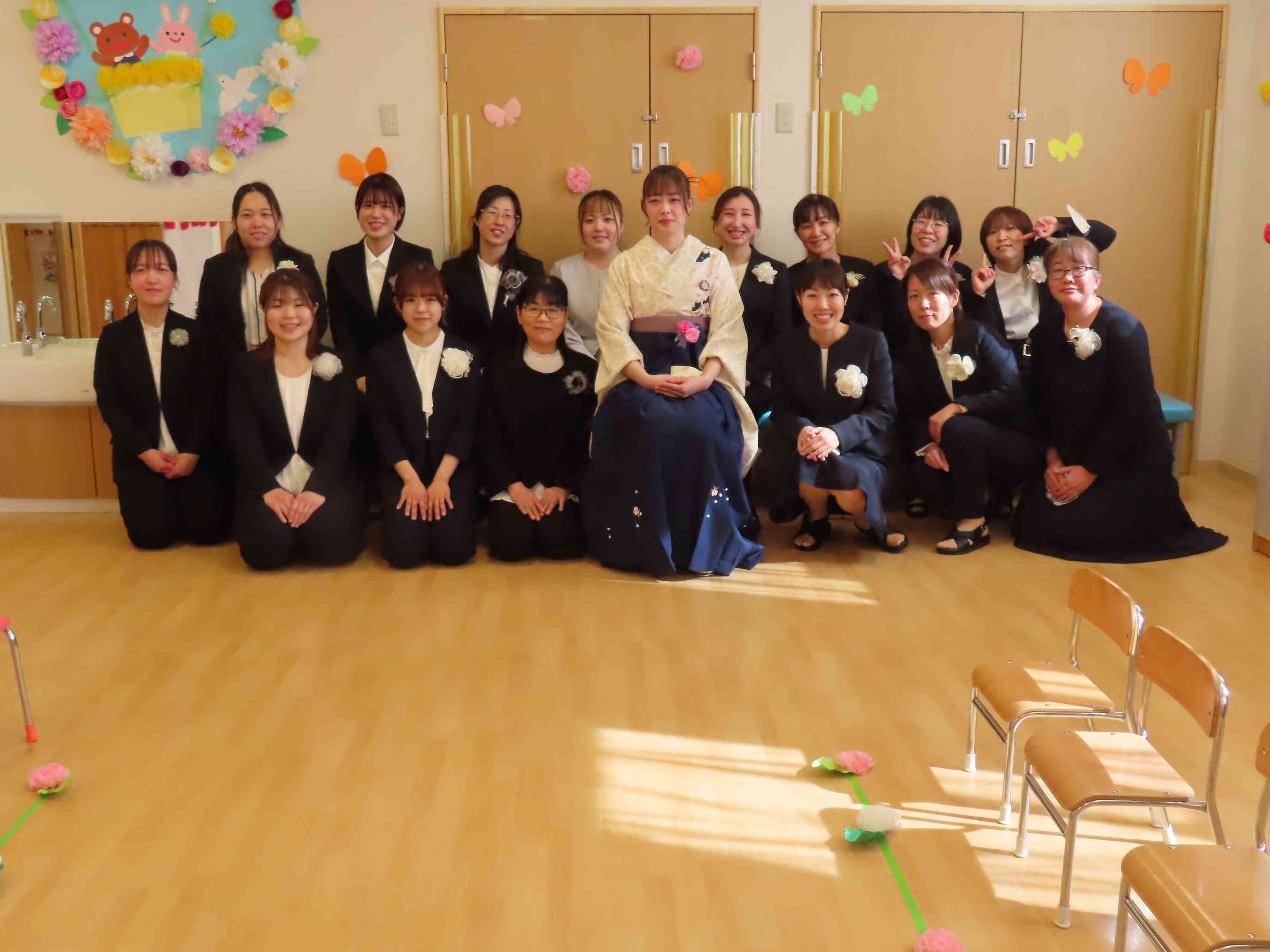 職員で記念に写真を撮りました。