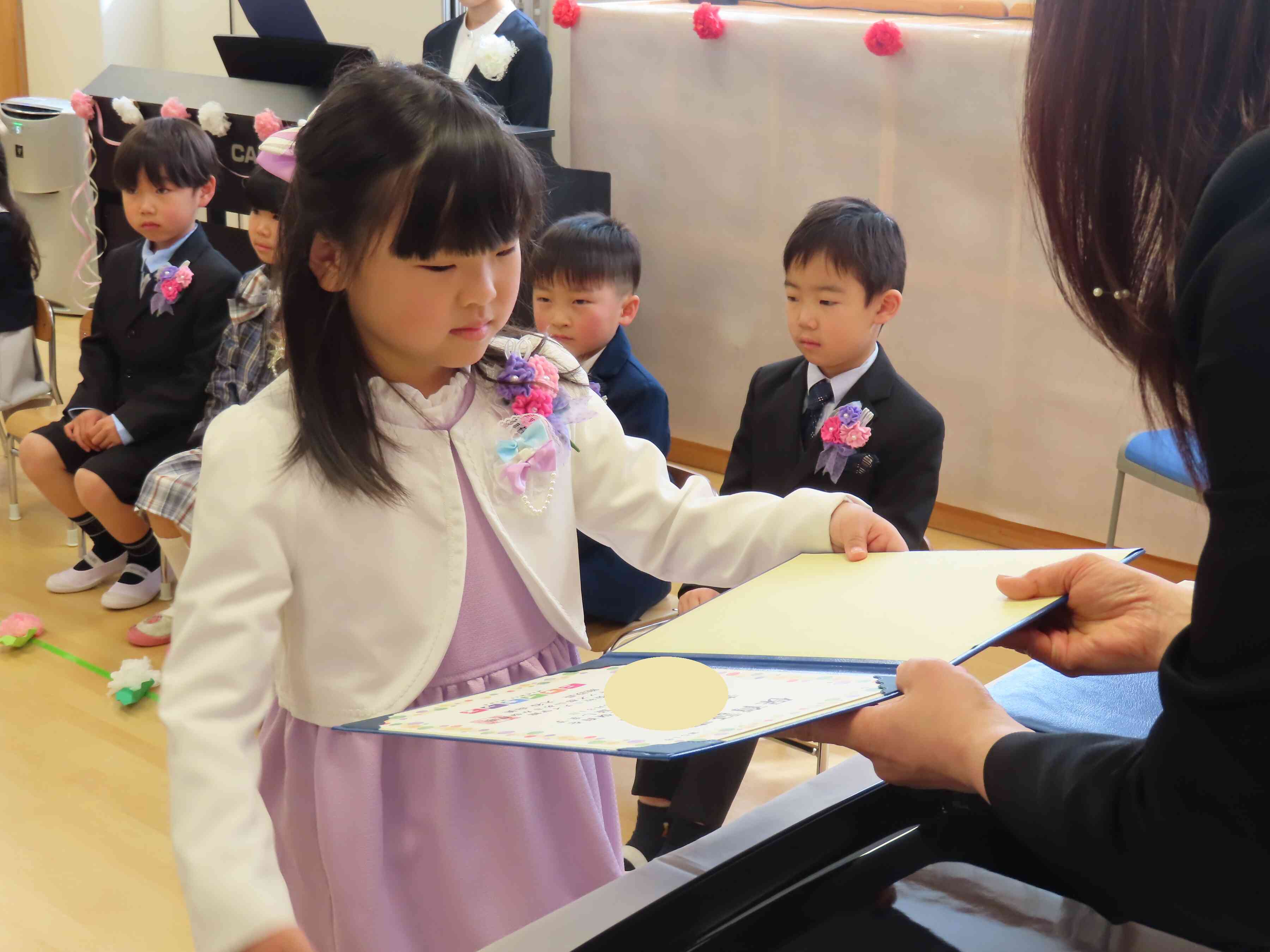 保育証書の受け取りも上手にできました。