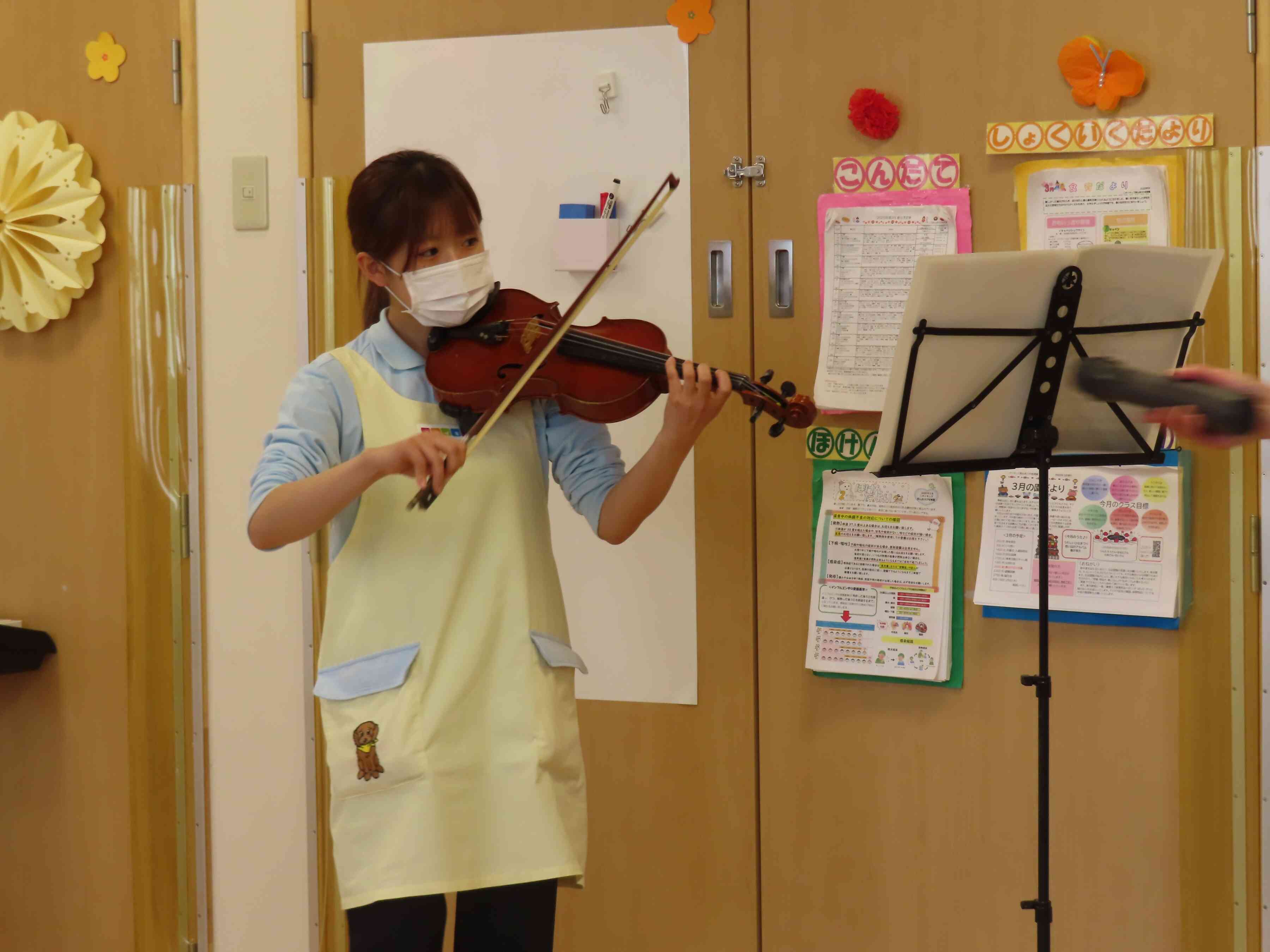 バイオリンで「たんたんたんじょうび」を演奏してもらいました。