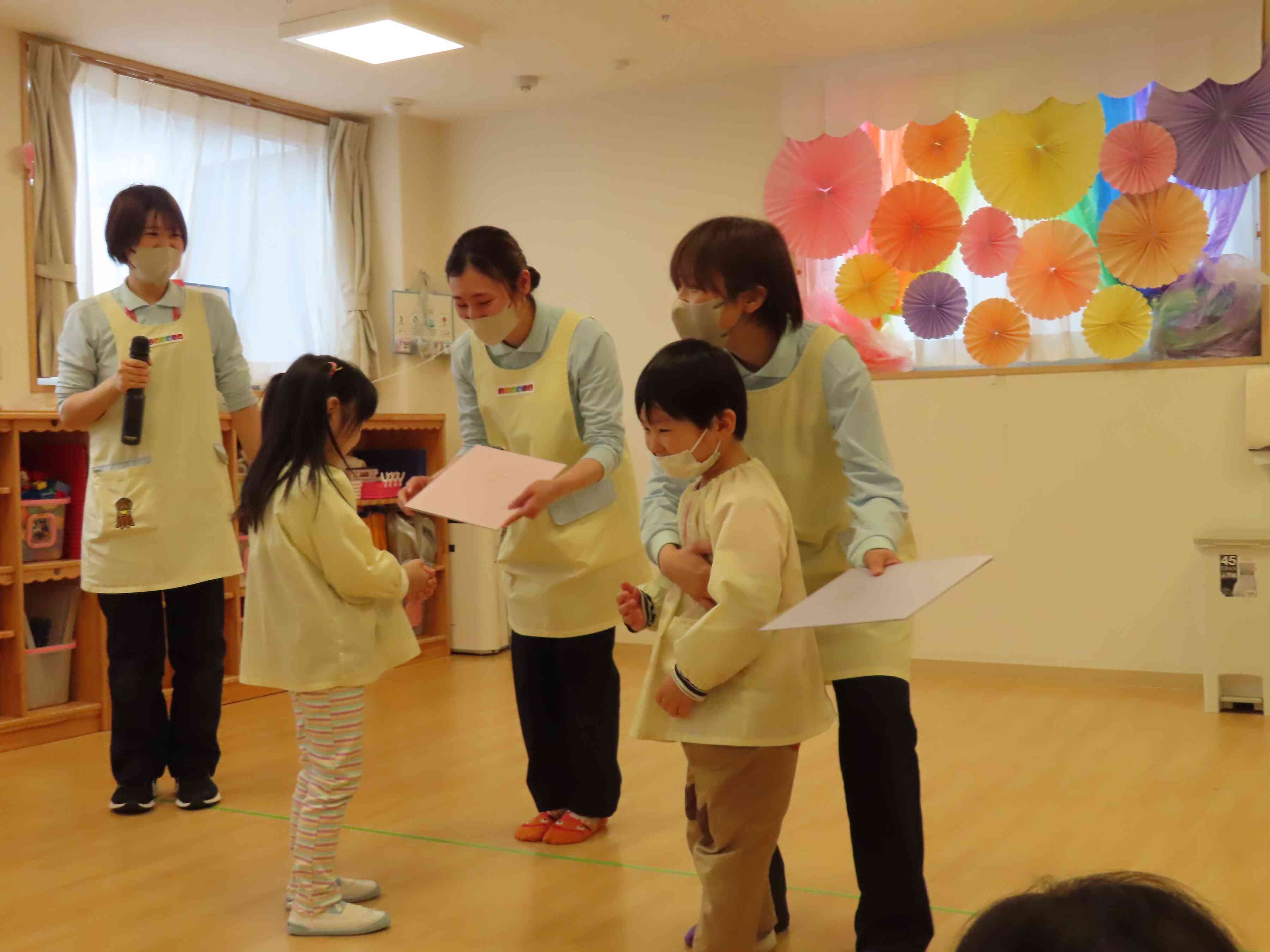 退職される先生にもプレゼント贈呈