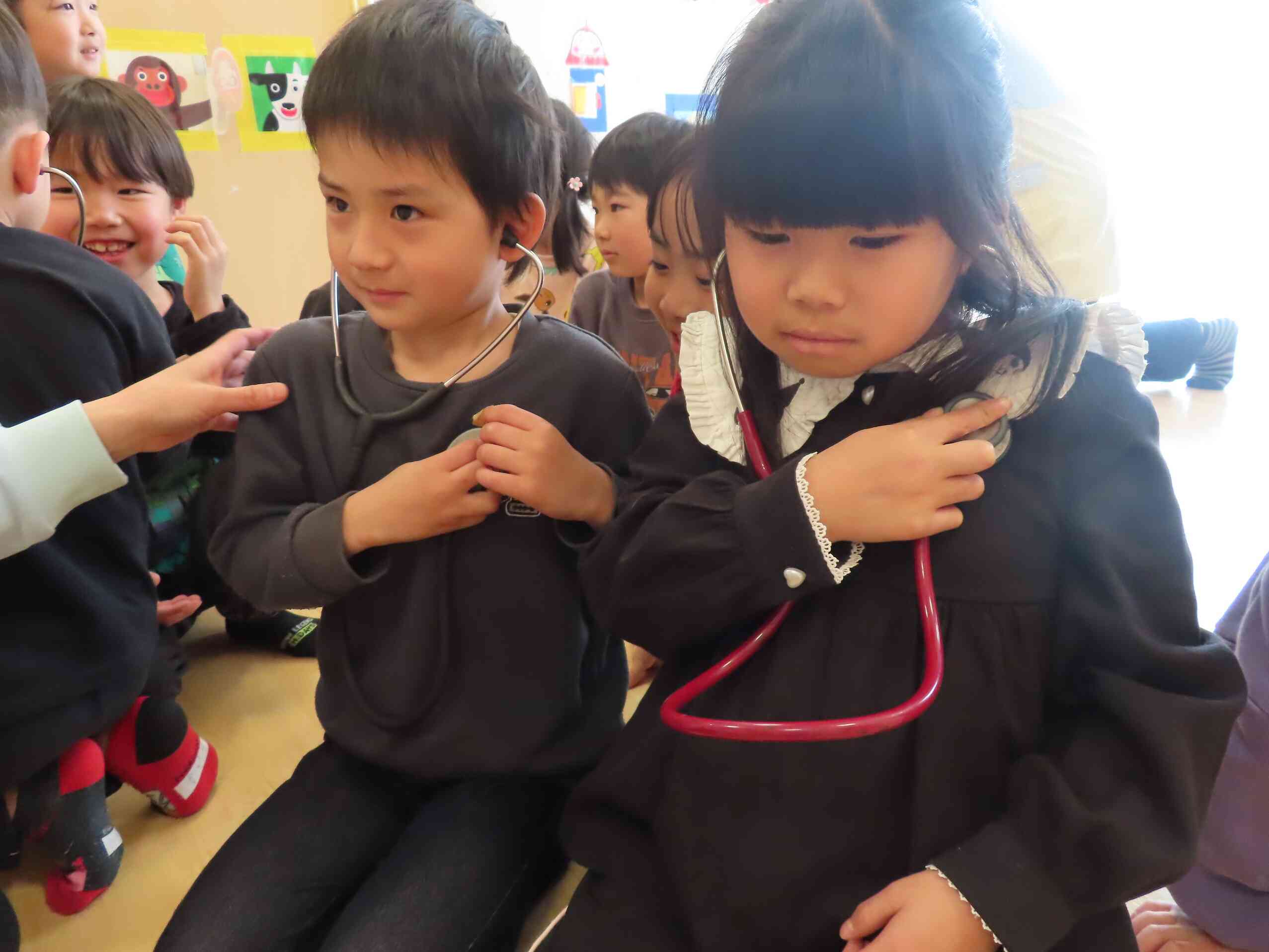 じっと心臓の音を聞いています