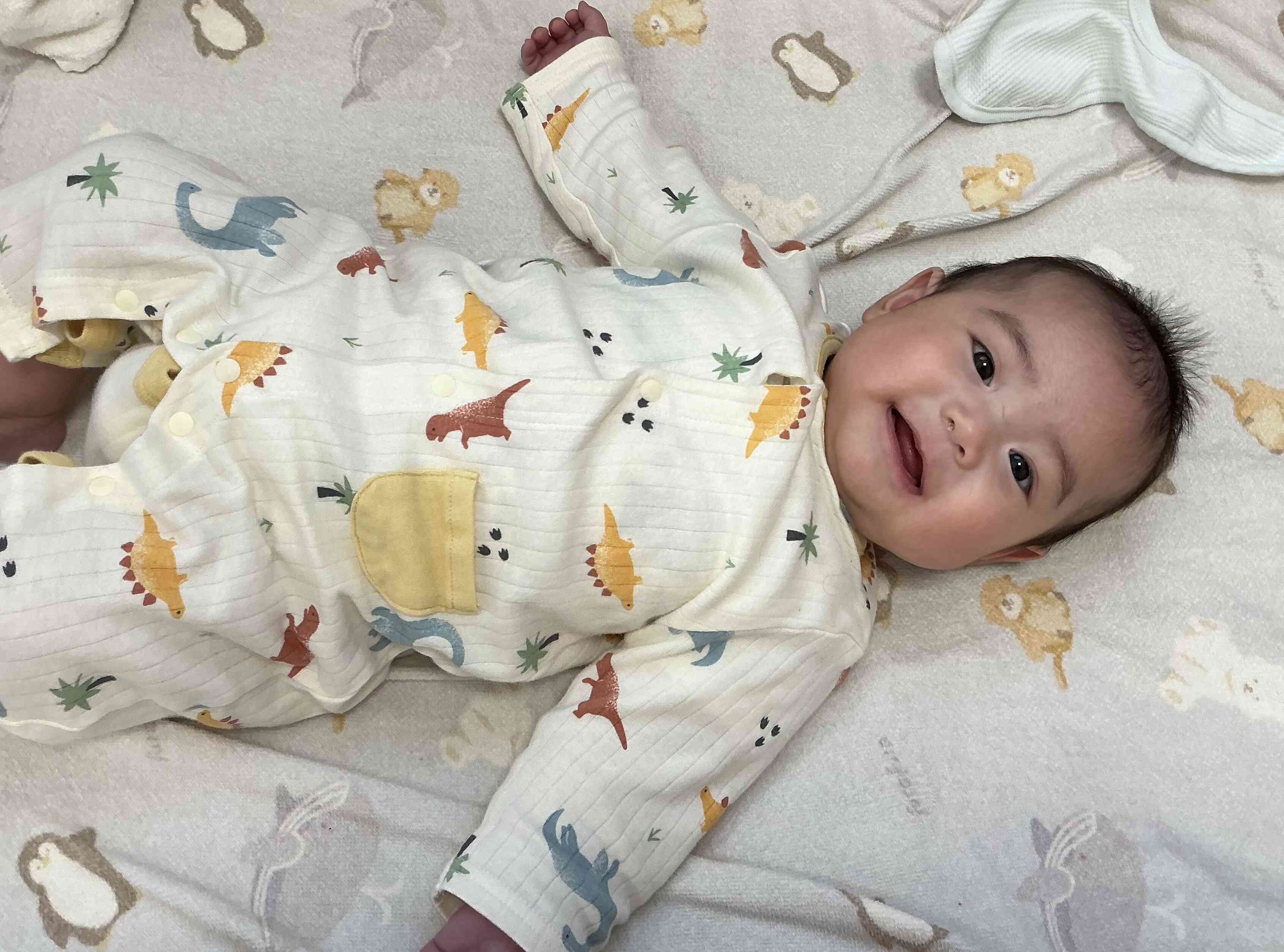 笑顔でおしゃべりをしています。