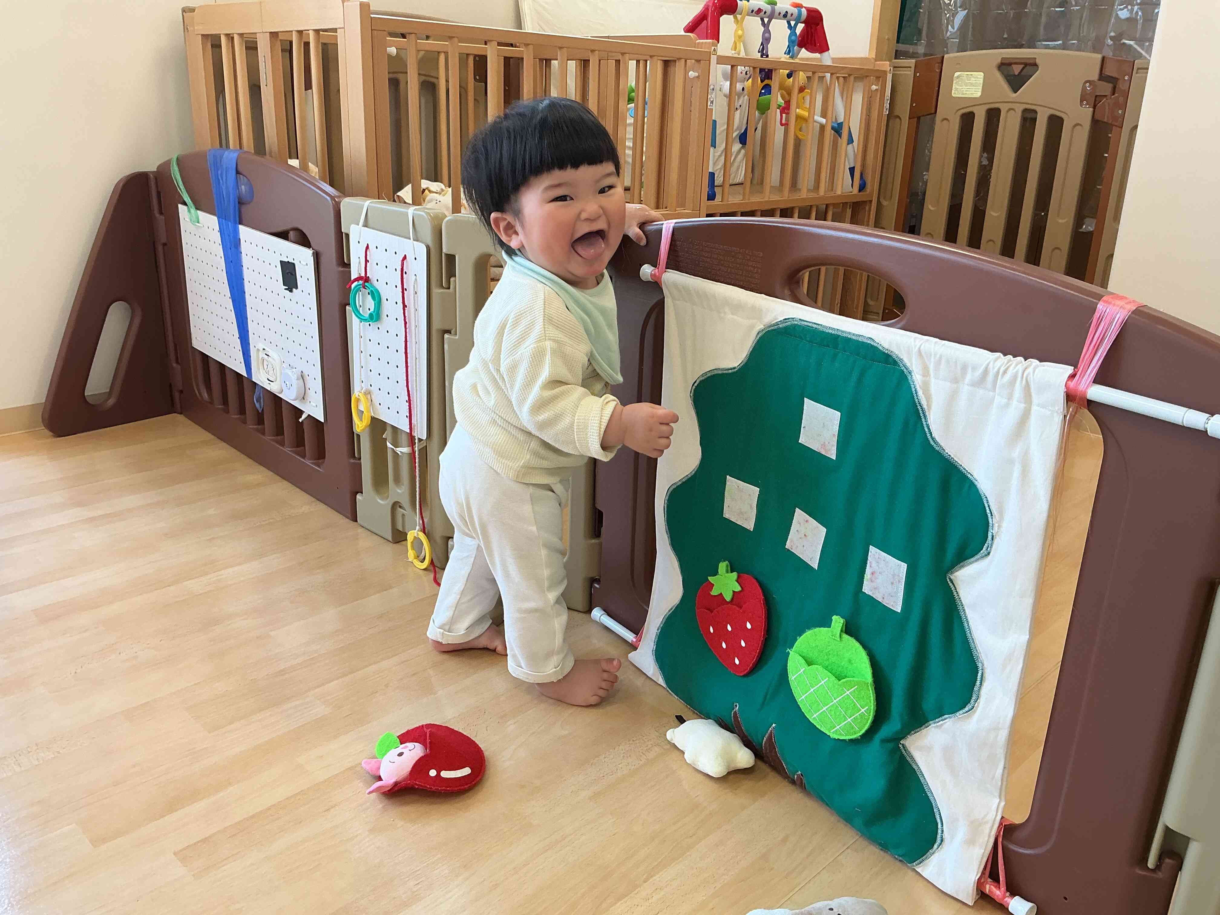 掴まり立ちも上手だよ。お名前を呼ぶと笑顔で振り向いてくれました。振り向いてくれました。