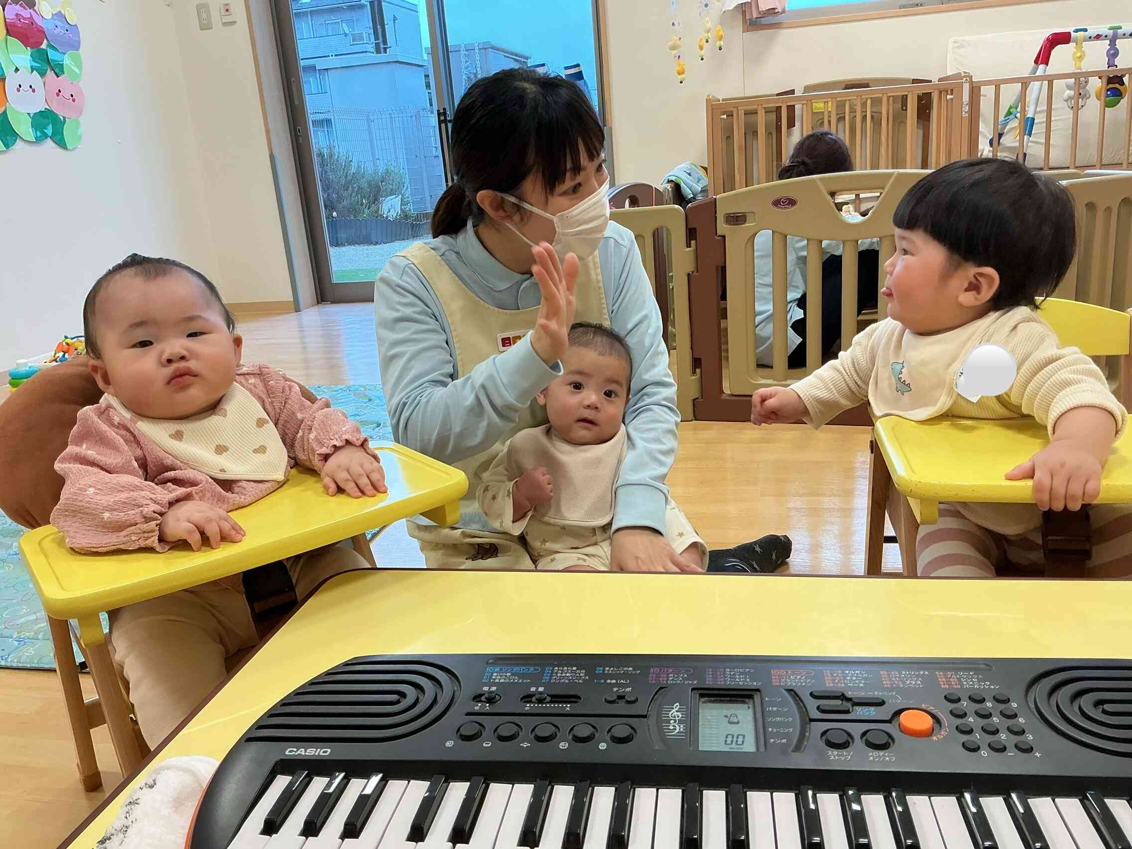 ひよこぐみ（０歳児）４月の様子