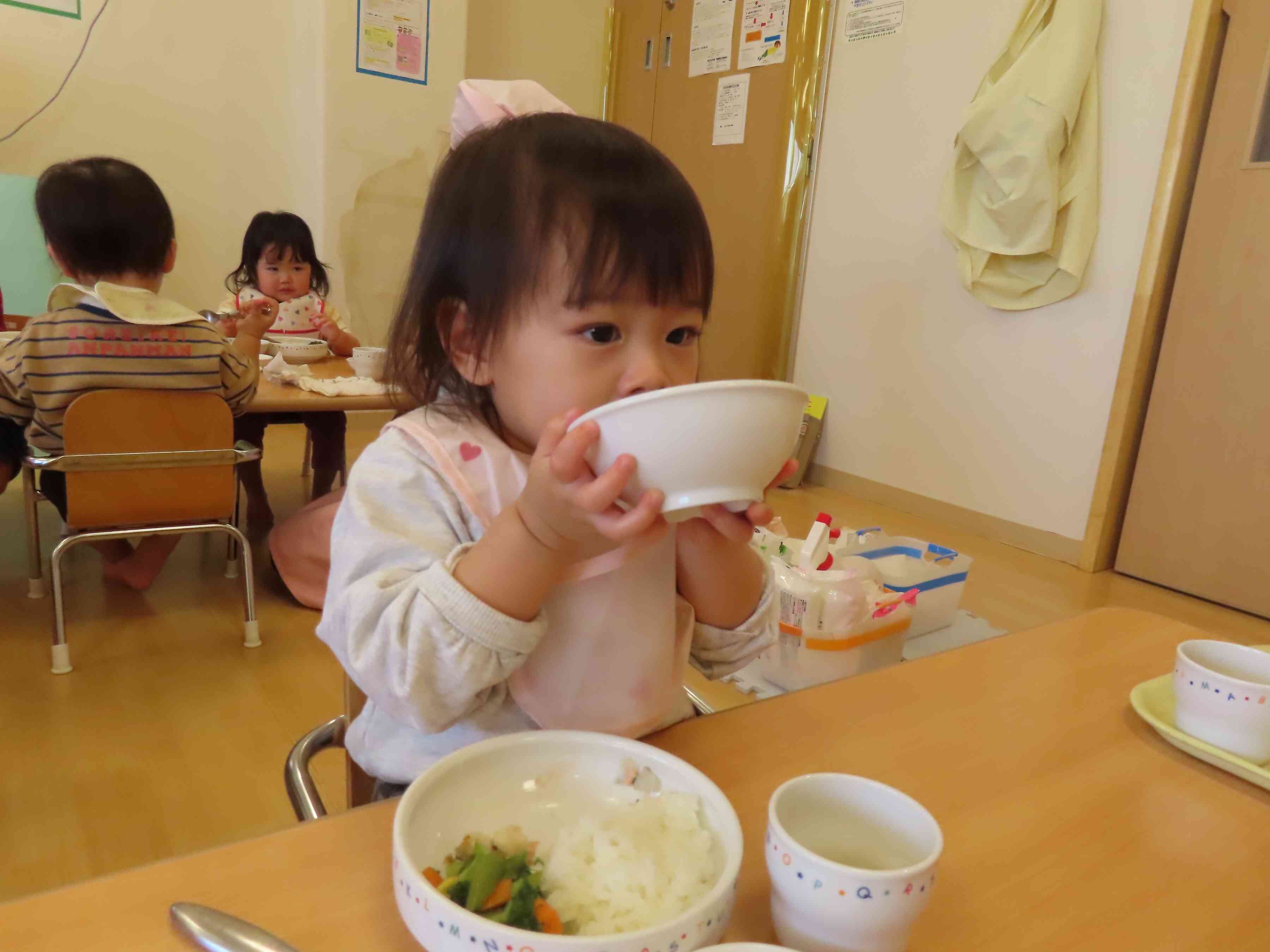 お皿も上手に持てるようになりました。