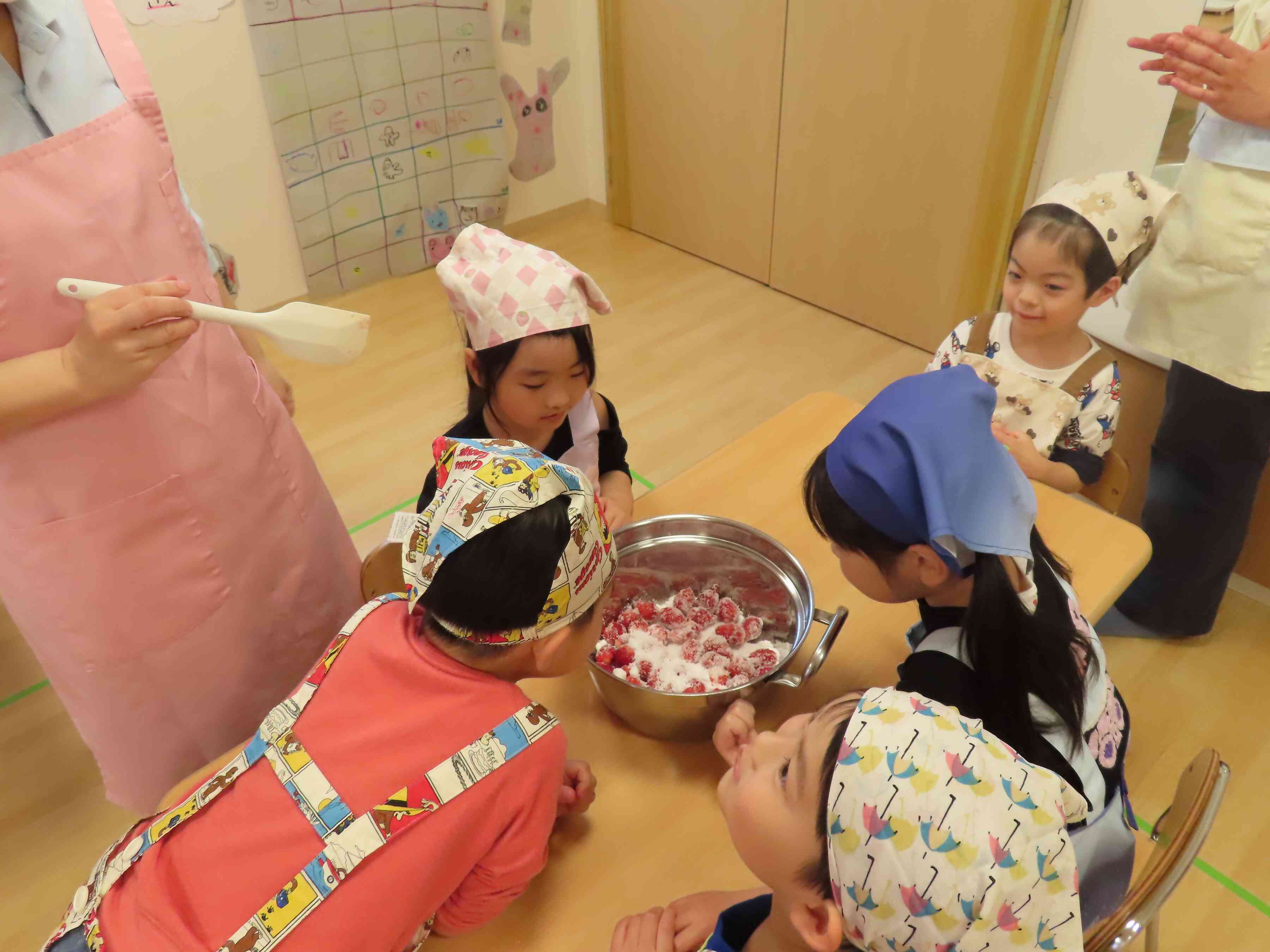 さとうが少しずつピンク色になってきた！