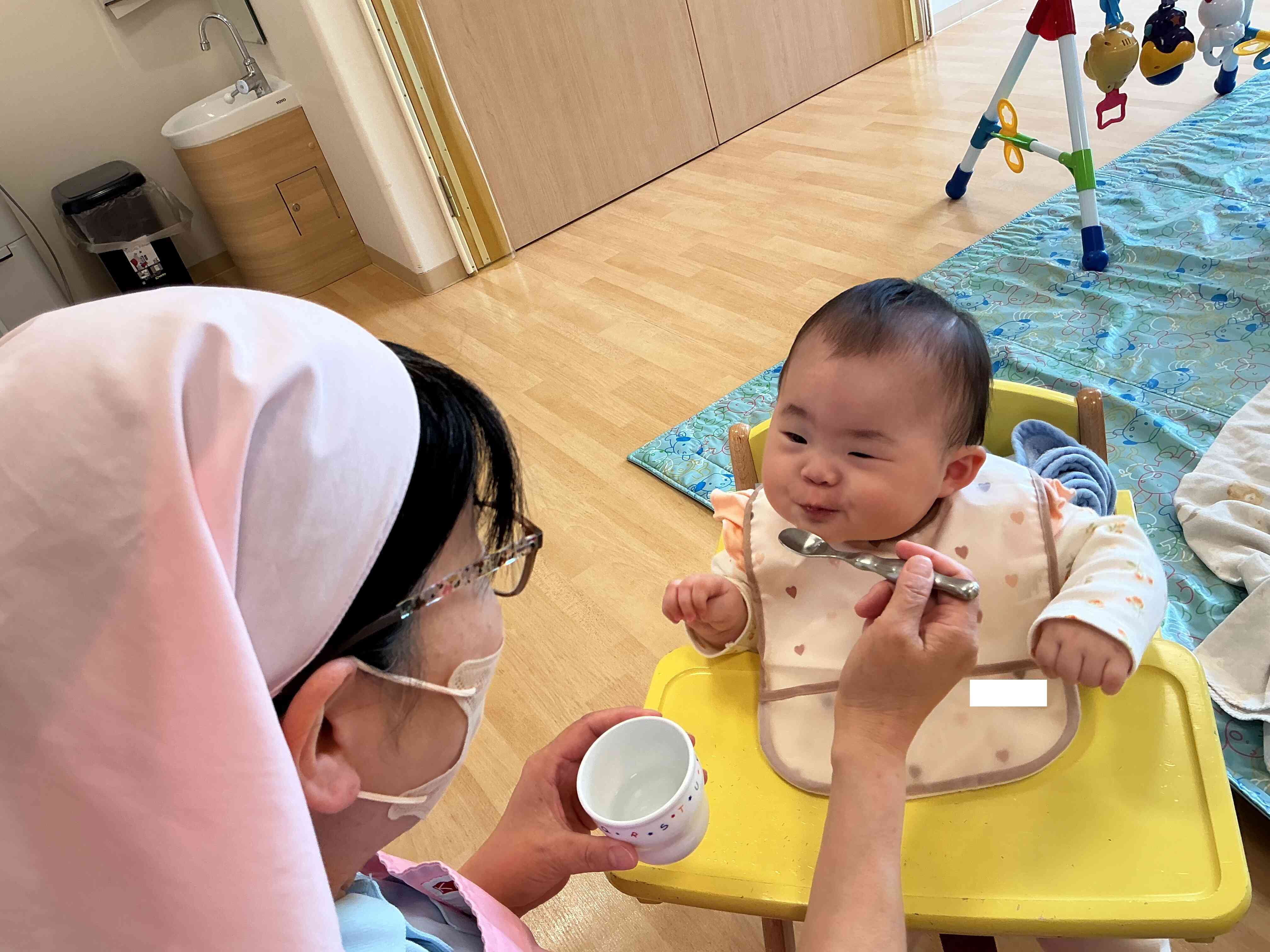 離乳食が始まりました。