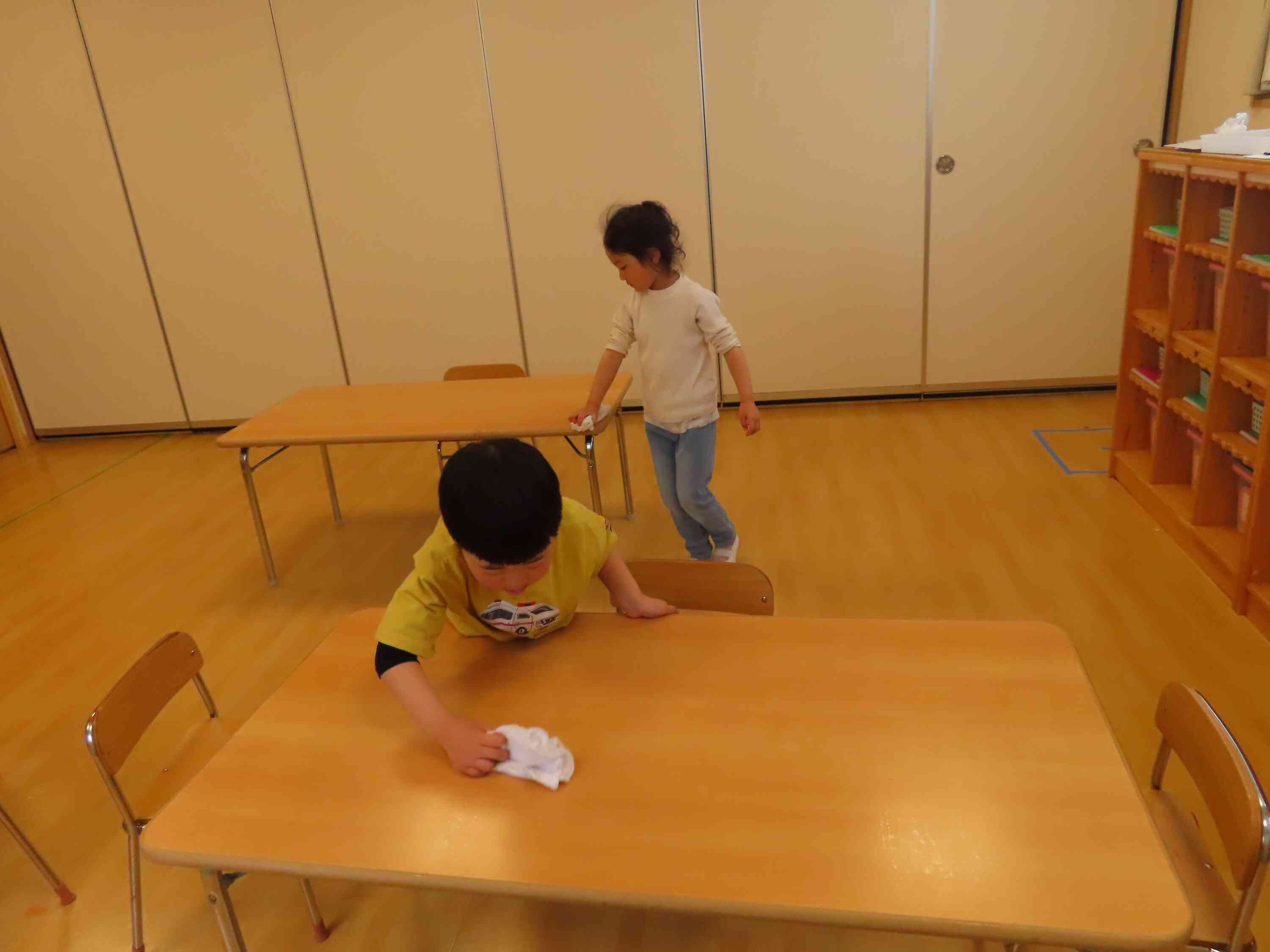 テーブルを拭くお手伝いも完璧！