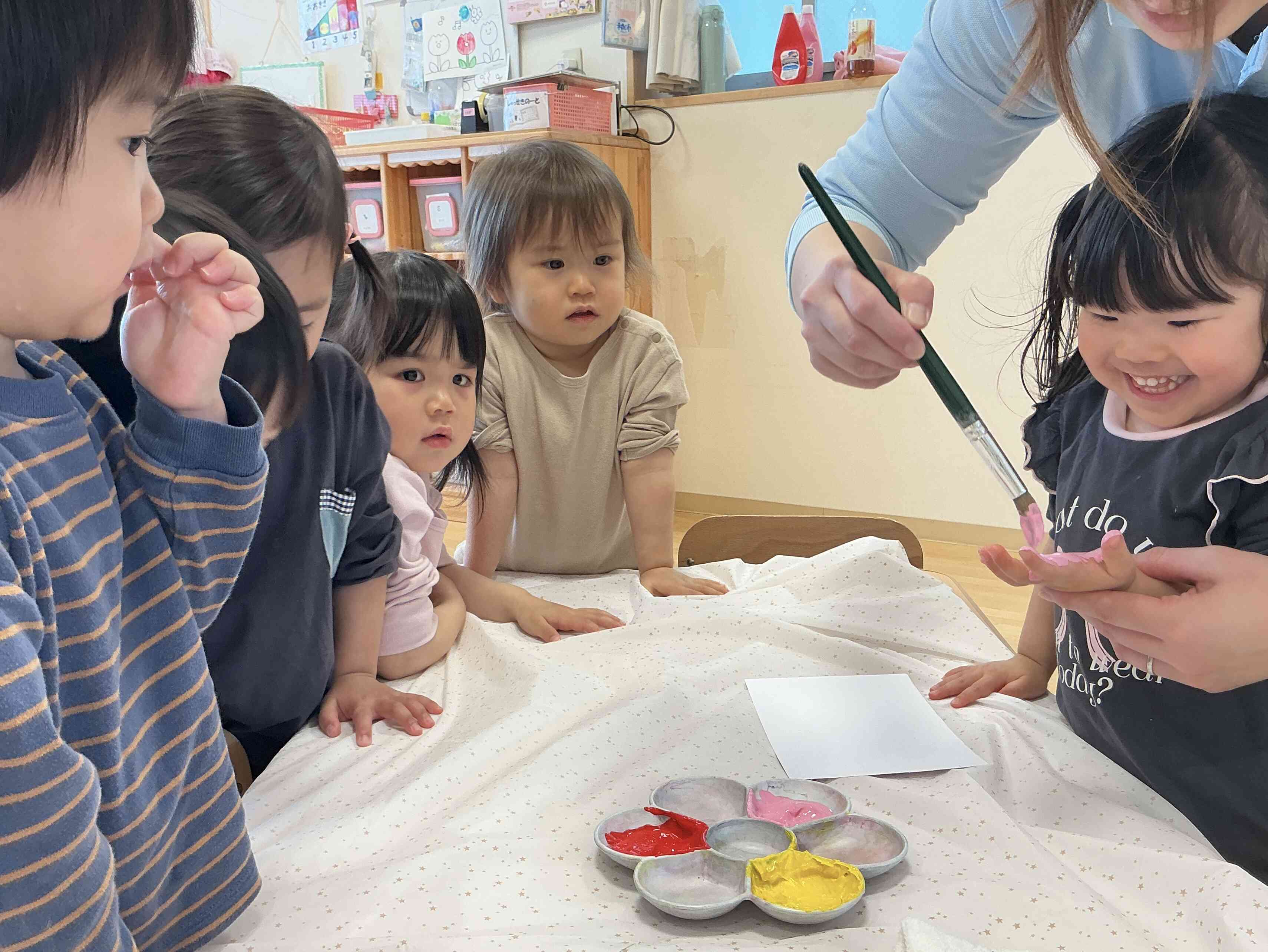 製作で手形を取りました。みんなも興味津々です。