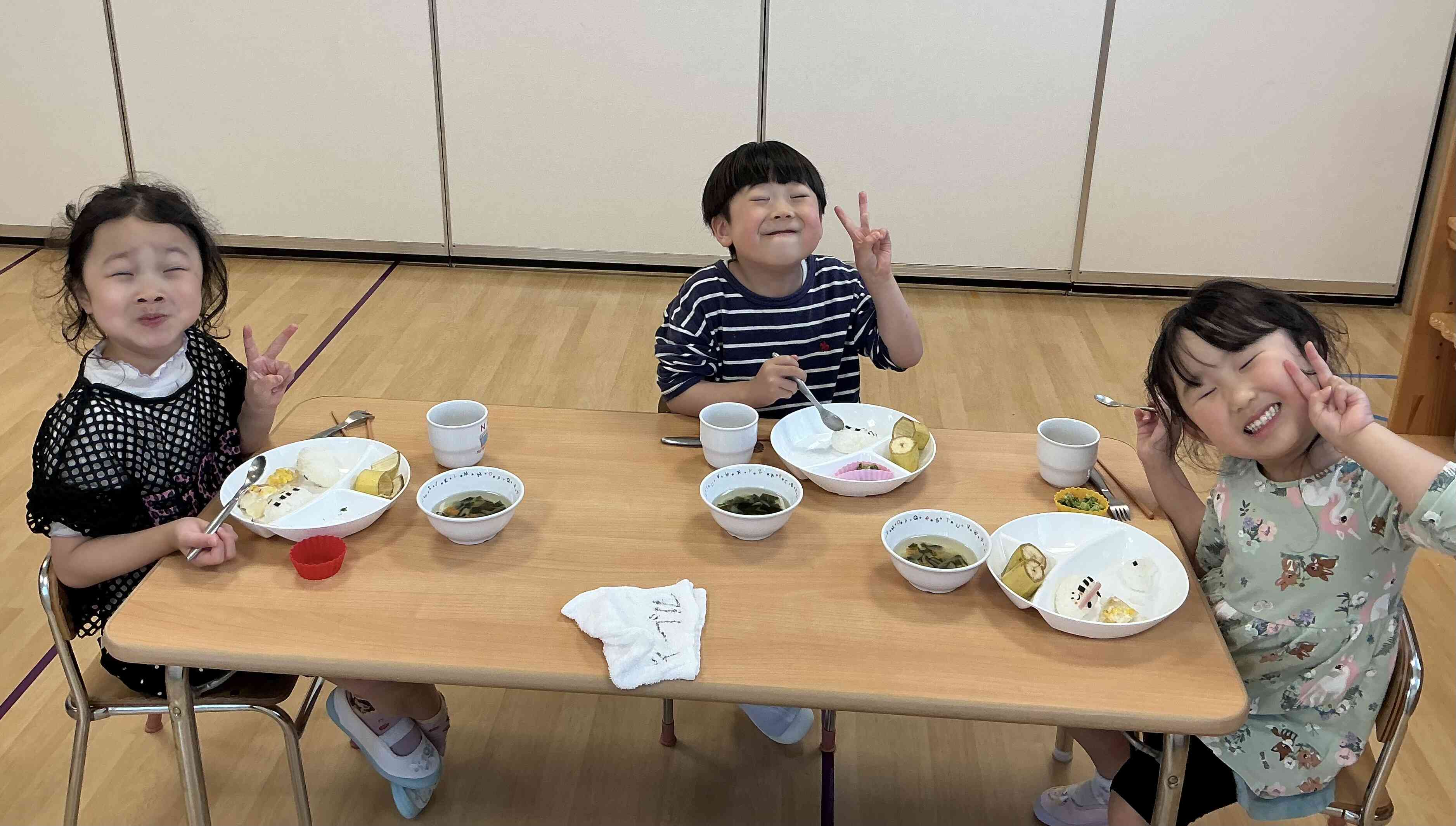 5月の誕生会プレートの給食「美味しくてサイコー」