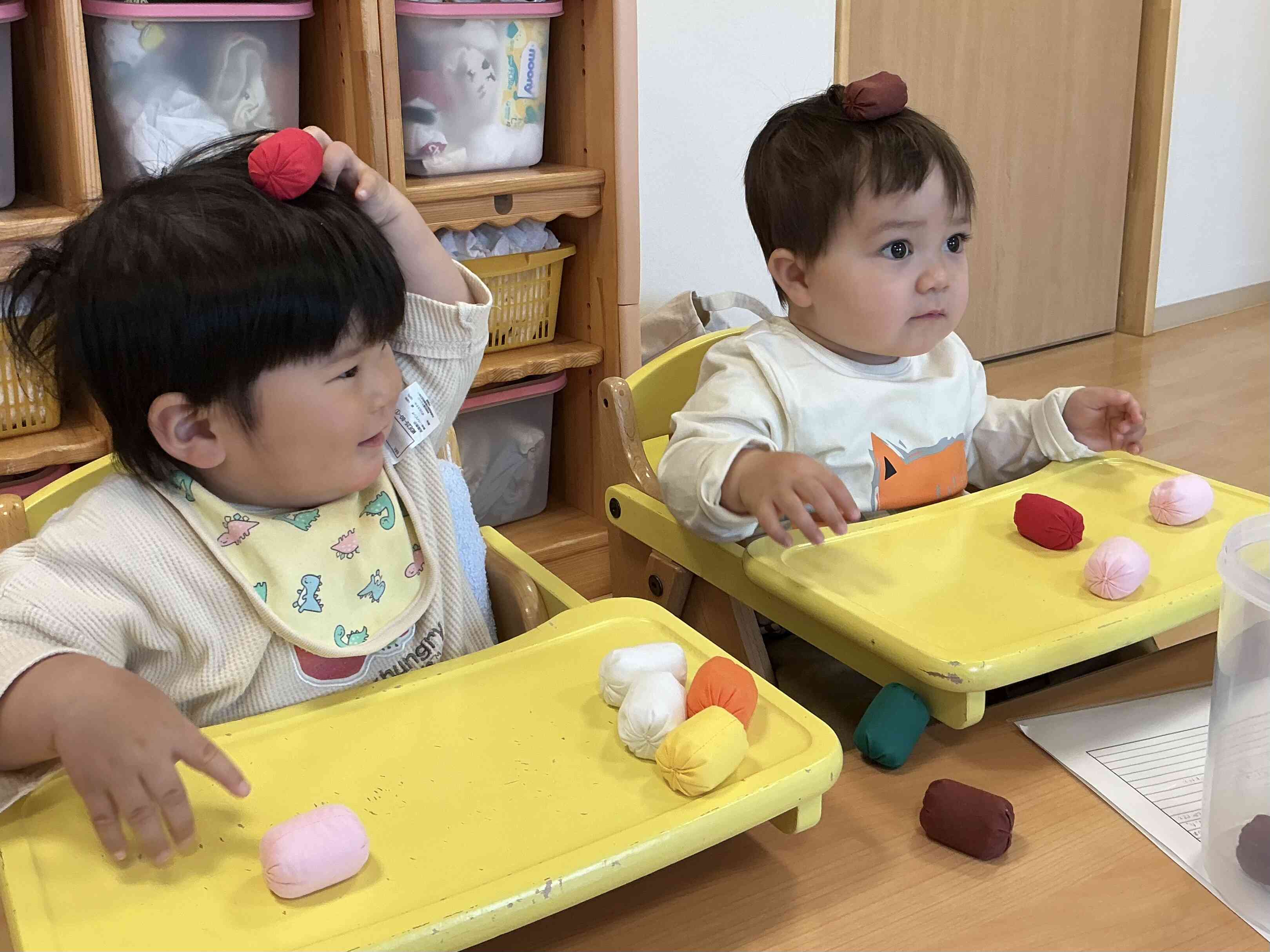 「おじぞうさん、こんにちは」お手玉を頭に乗せこんにちはをすると、お手玉が頭から落ちて大笑い。何度の繰り返して遊びます。遊びます。自分でお手玉を頭に乗せられるようになったよ。