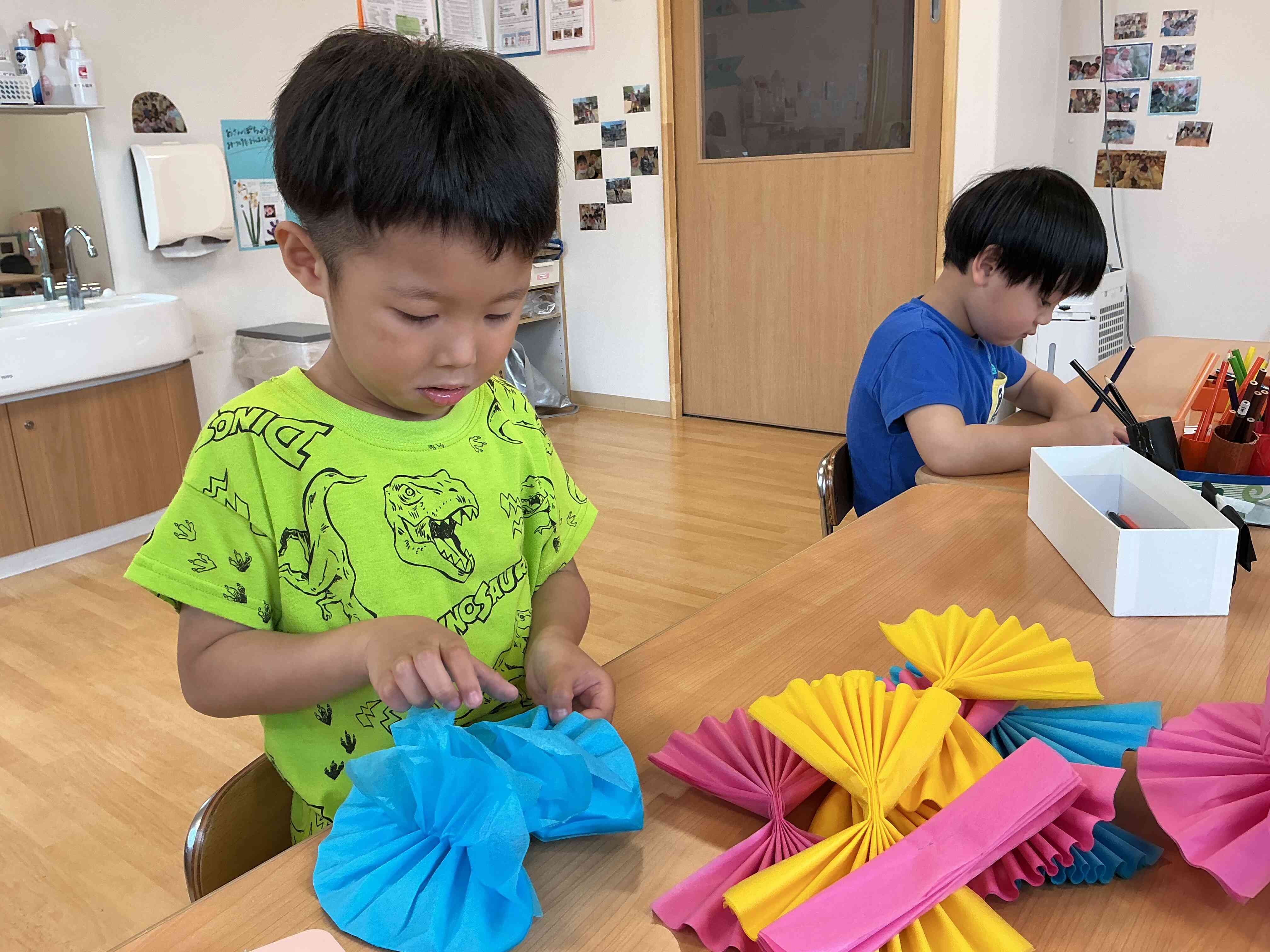 運動会の飾り作り、頑張ってます!