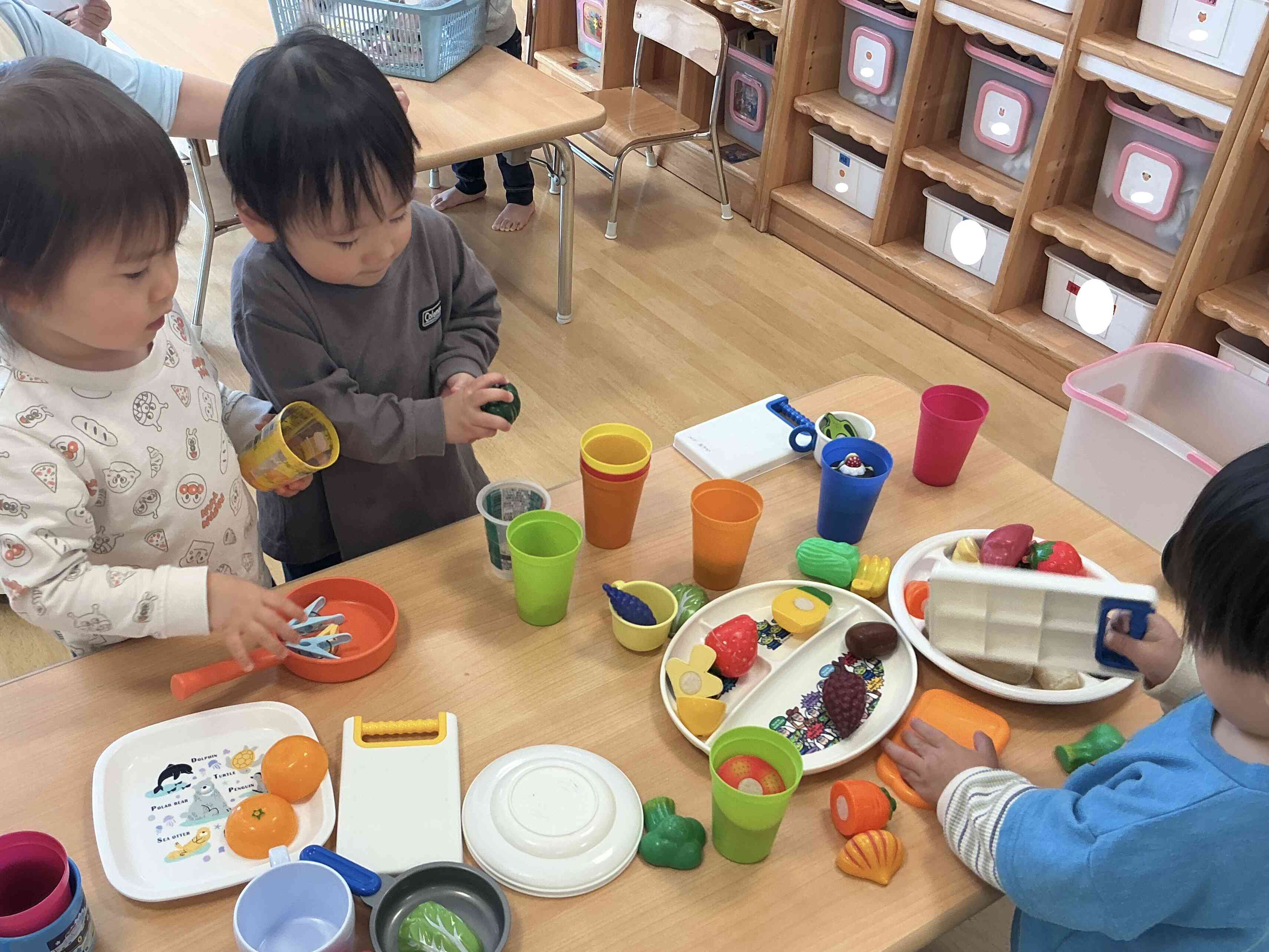 おままごとも大好き♪「ごはんどうぞ〜」