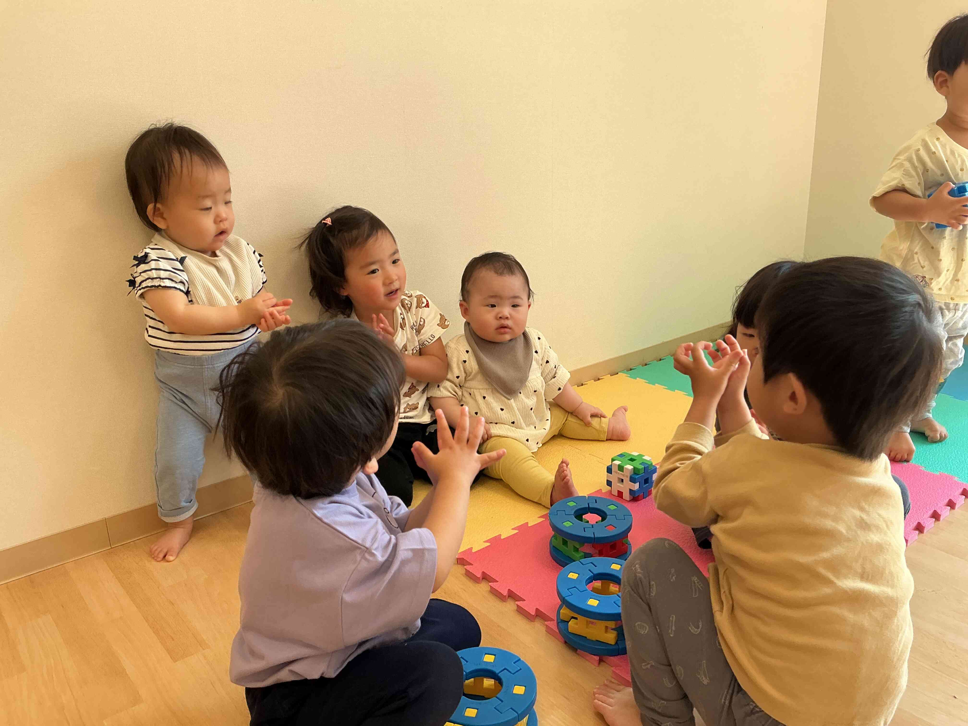 なでなでして泣き止むやさしい手