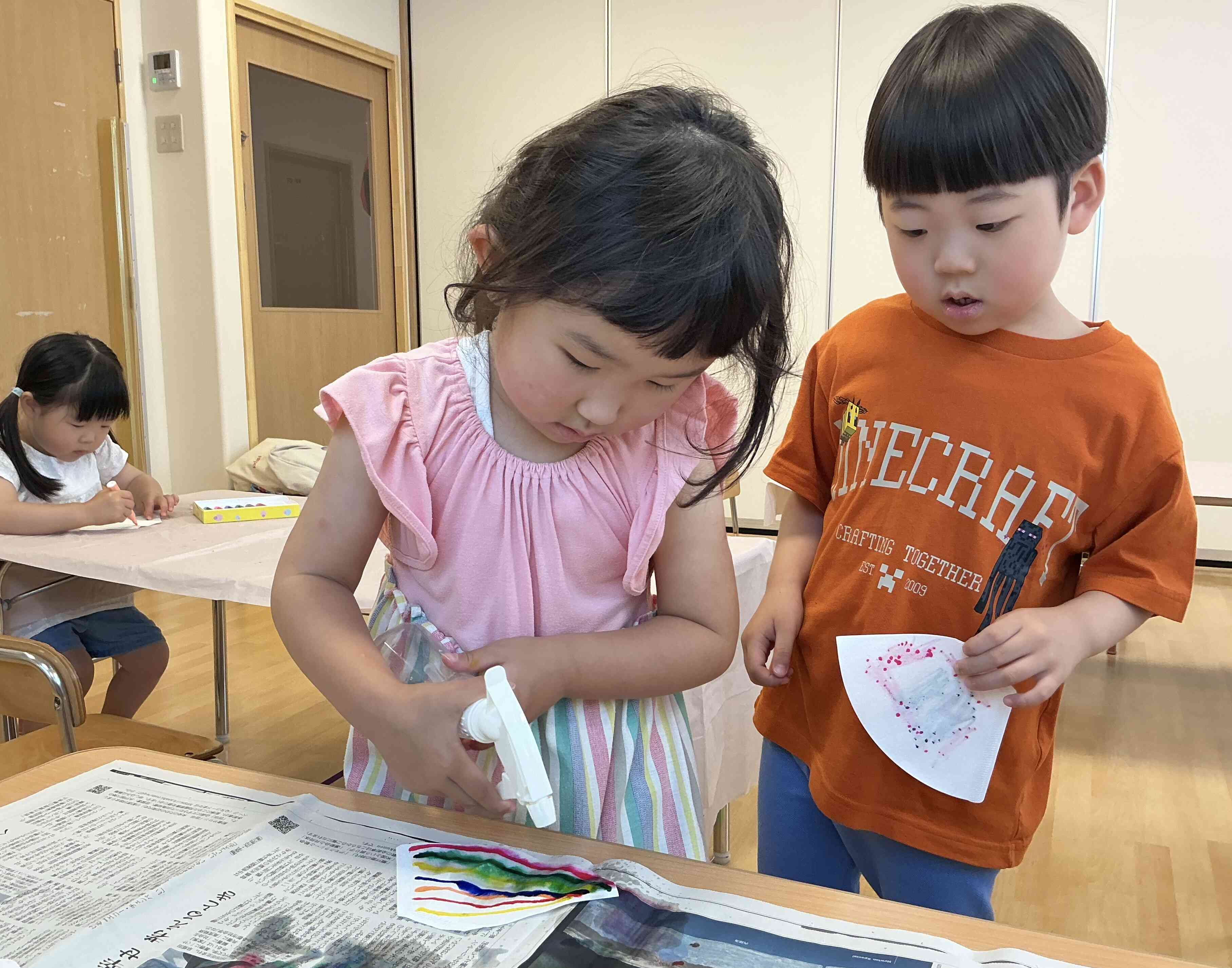 霧吹きで、てるてる坊主を作るよ。