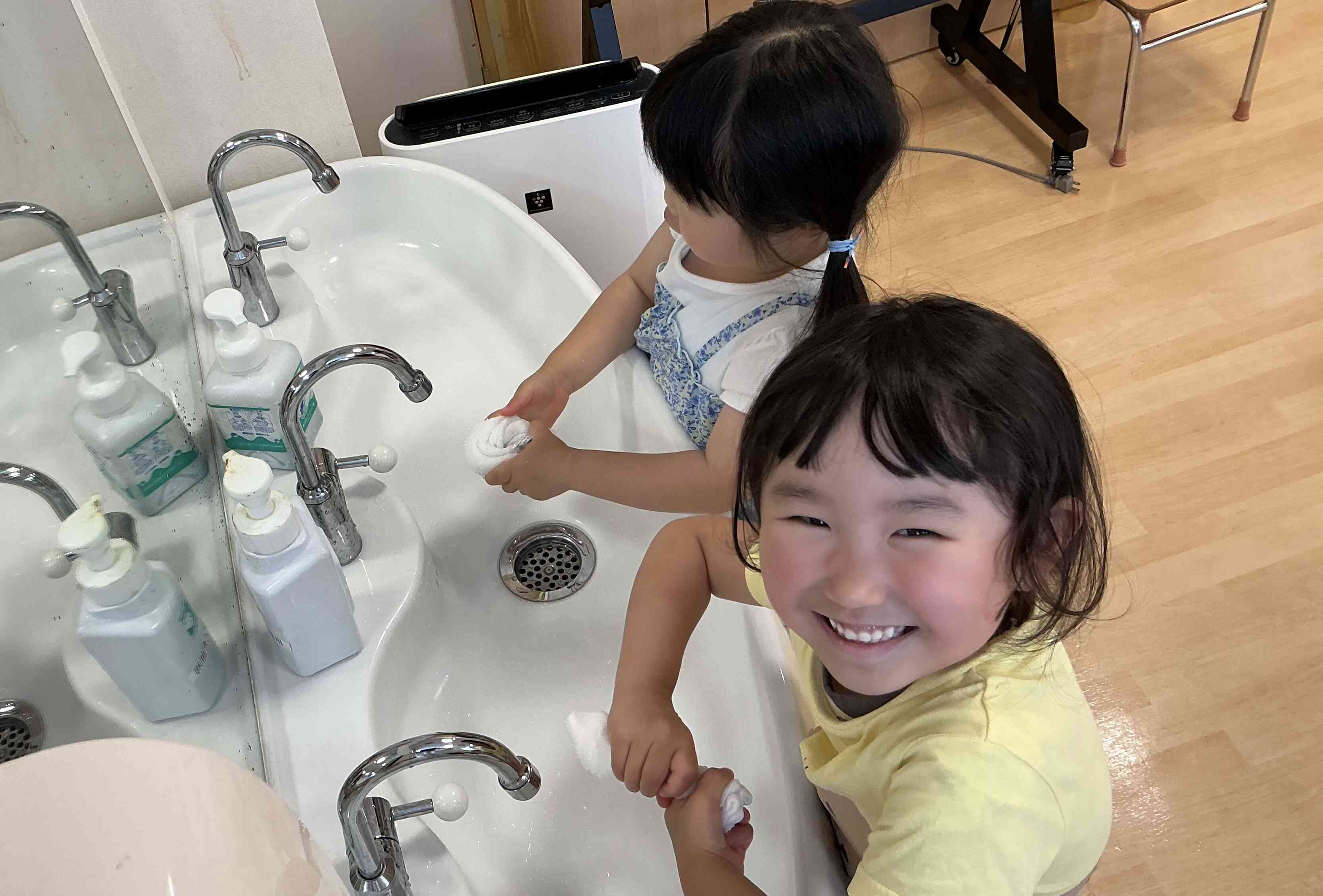 当番活動で、台拭きを絞っています。