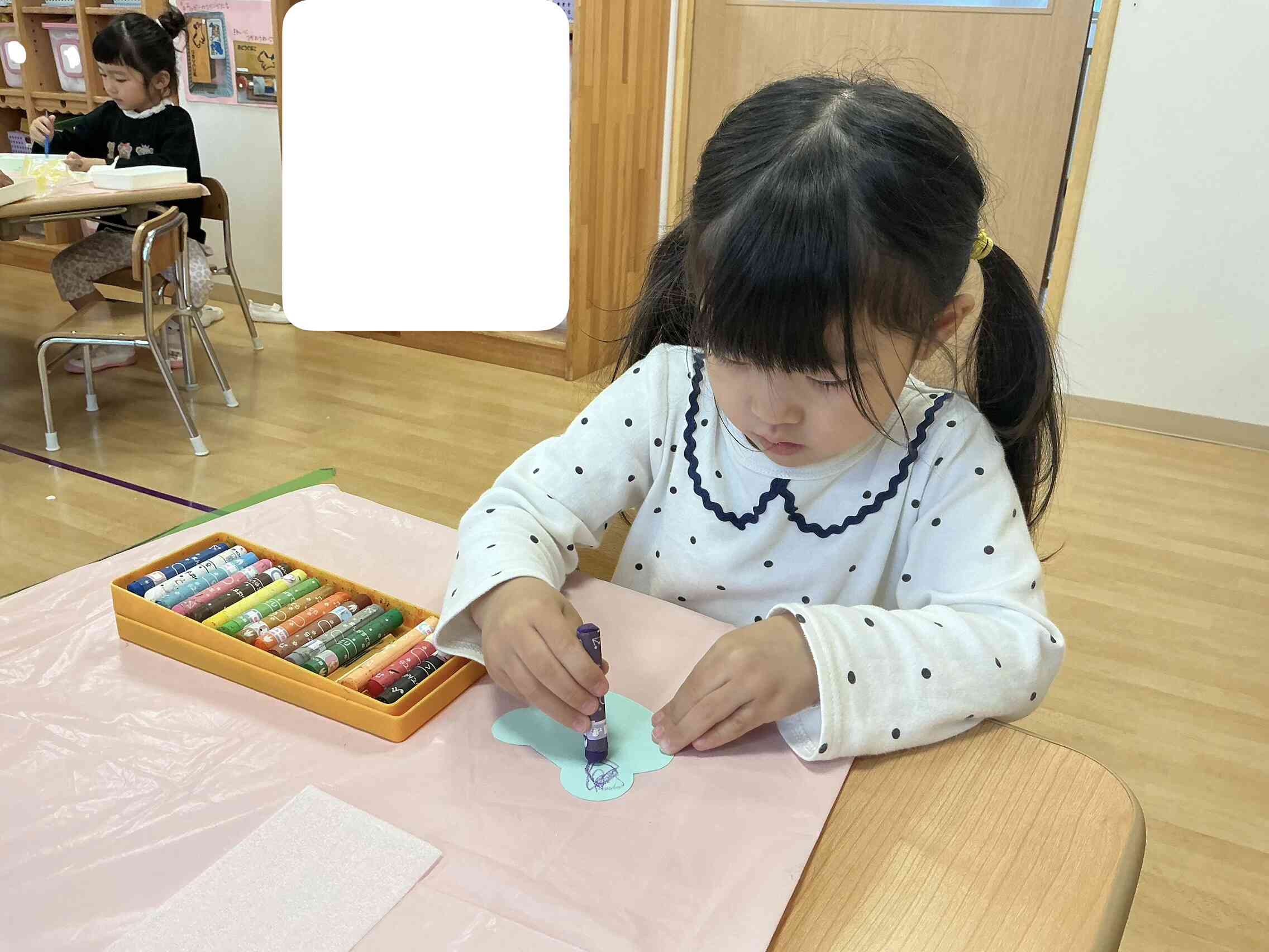 カエルの顔を描いています！