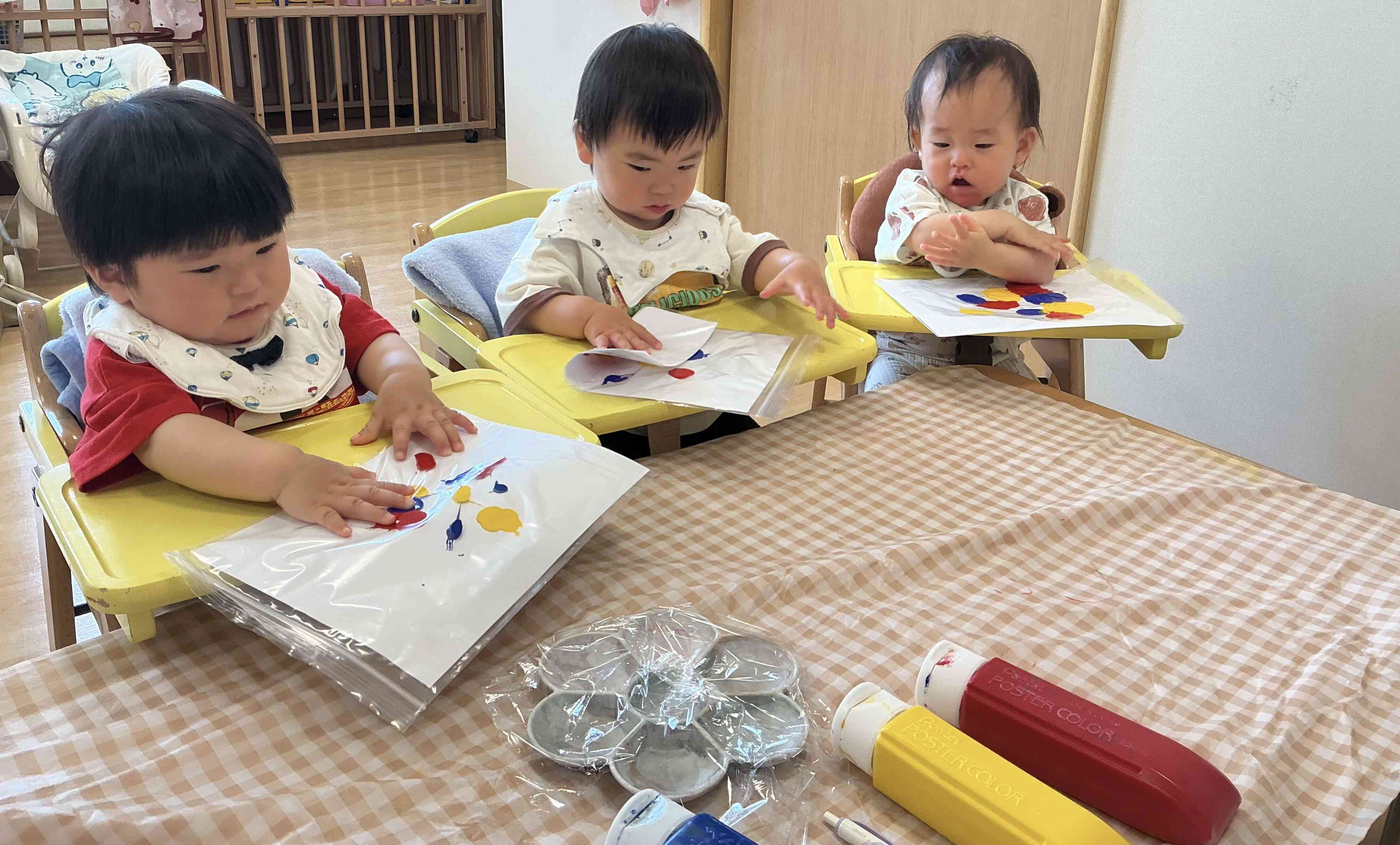 絵の具の感触を楽しんでいます♪