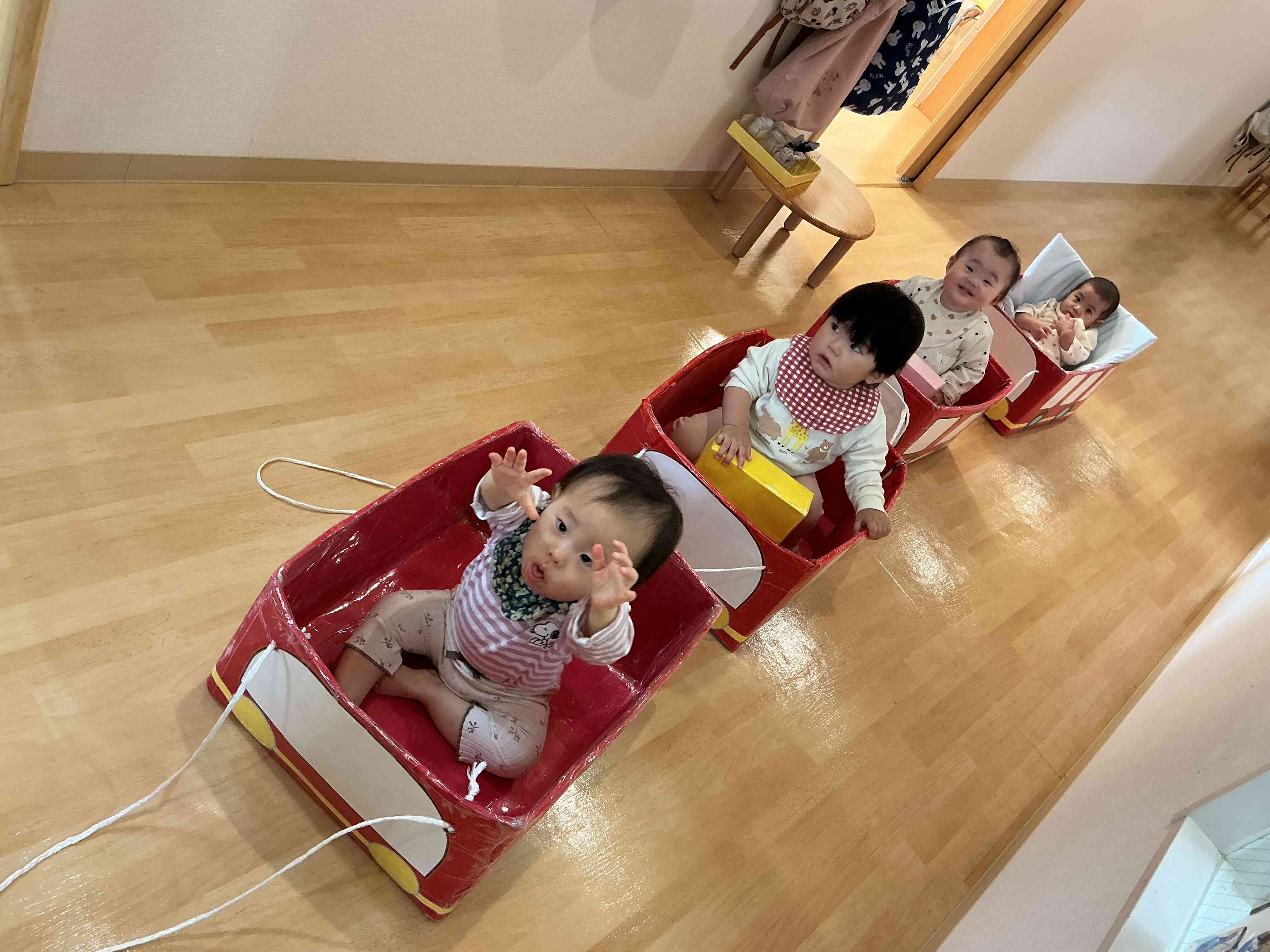 みんなで電車ごっこみたいだね！