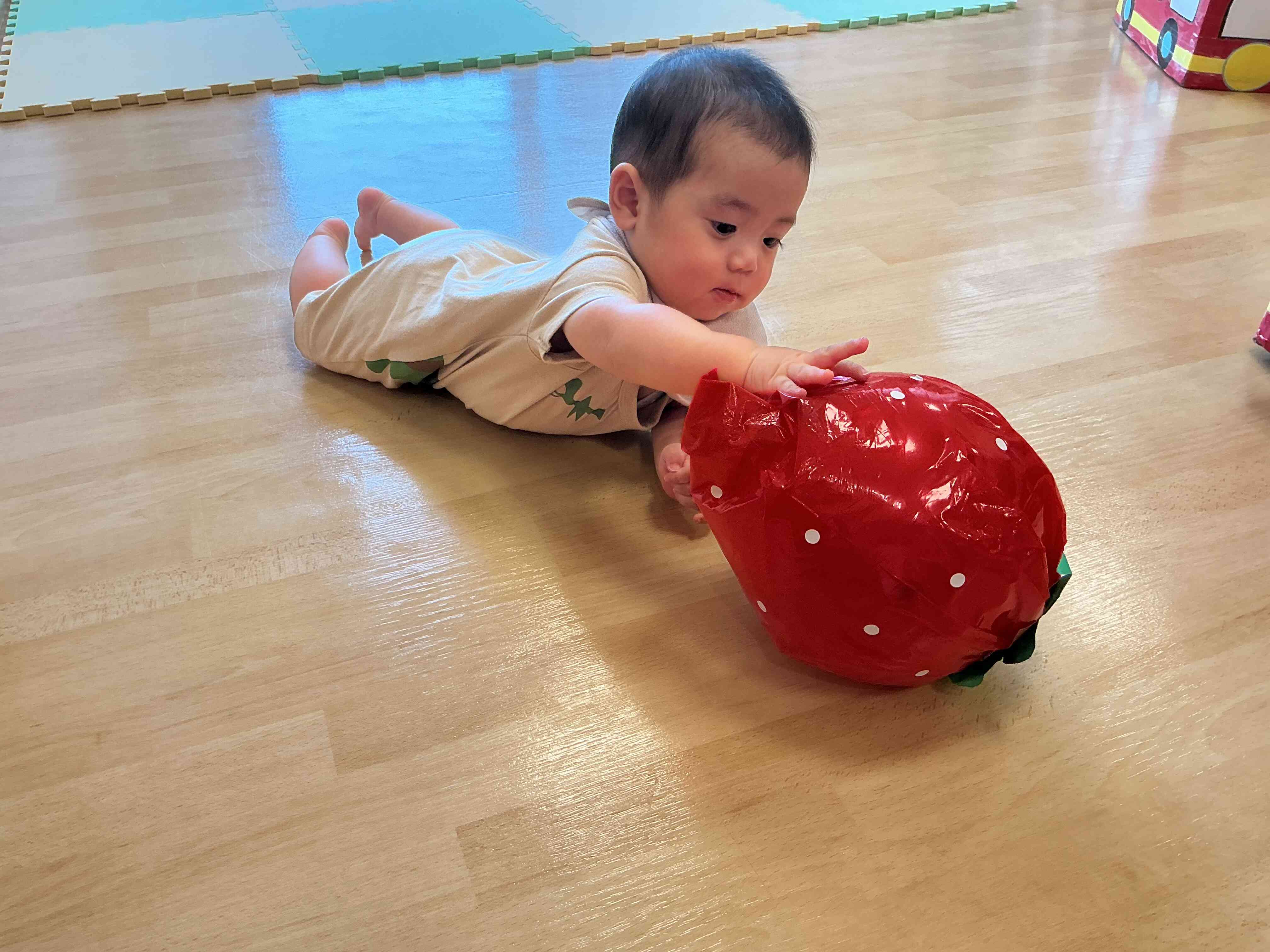 いちごみーつけた♪ ずり這いで移動できるようになったよ！