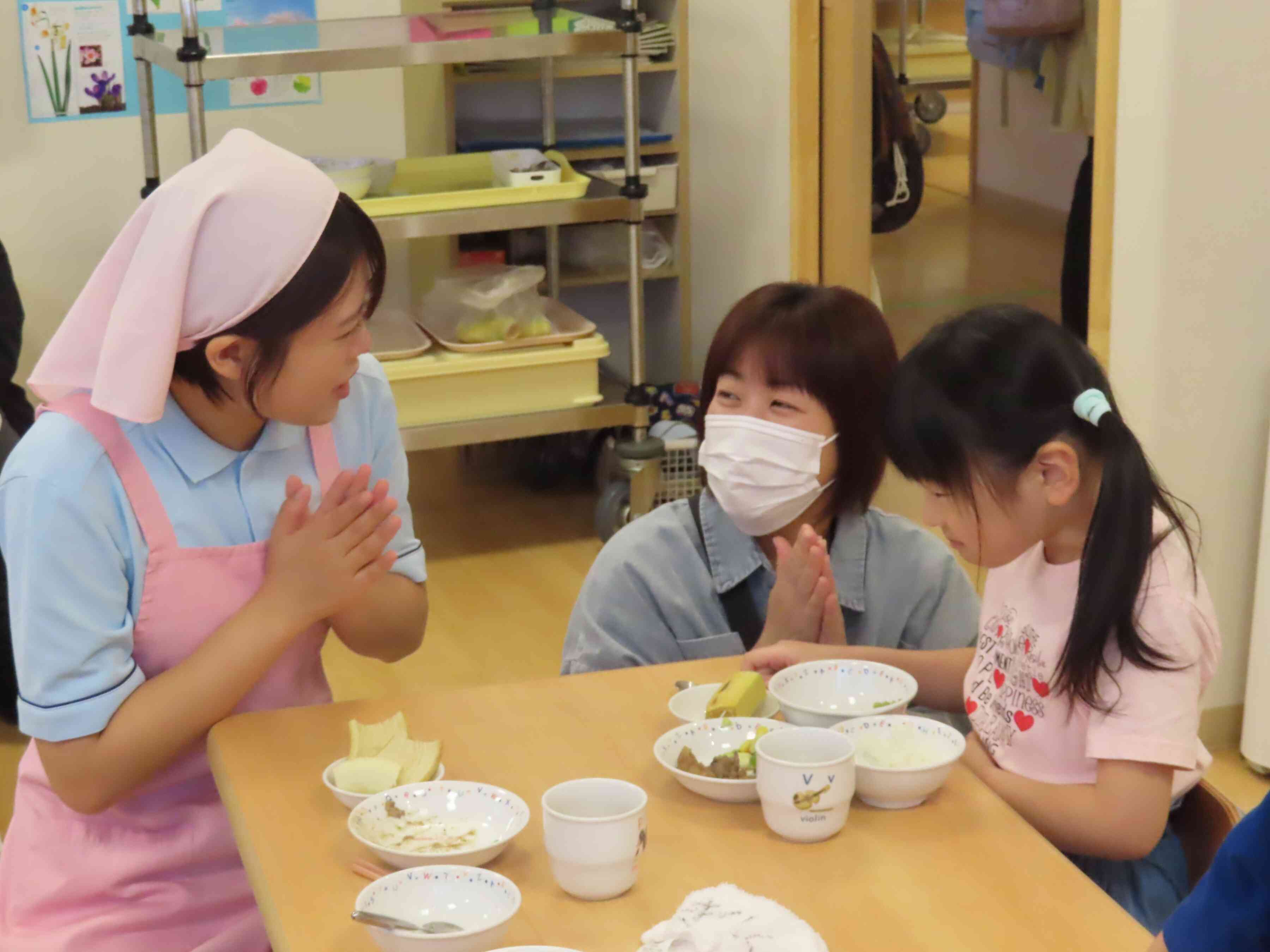 普段の様子などを話しながら楽しく給食