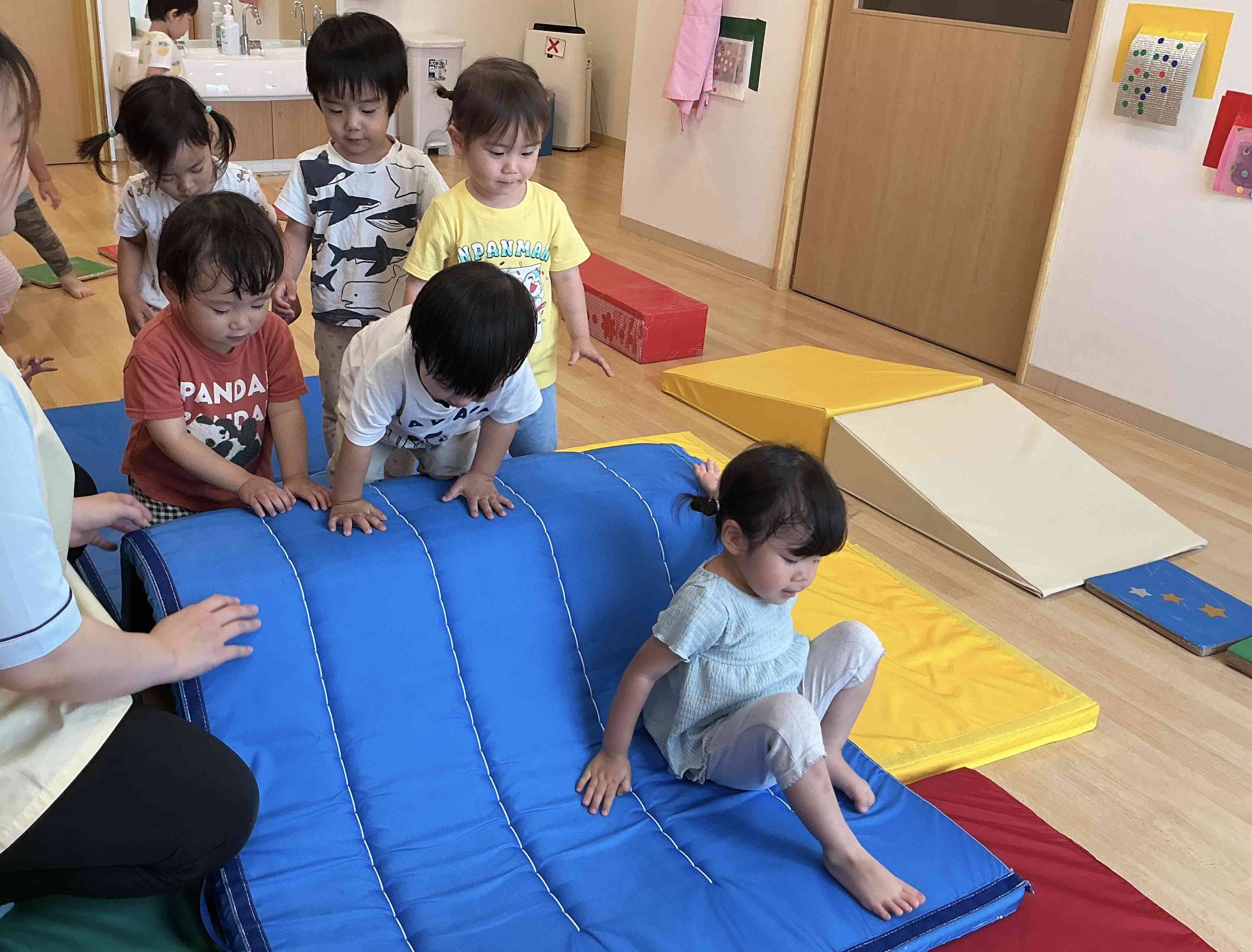 雨の日もお部屋で運動遊び