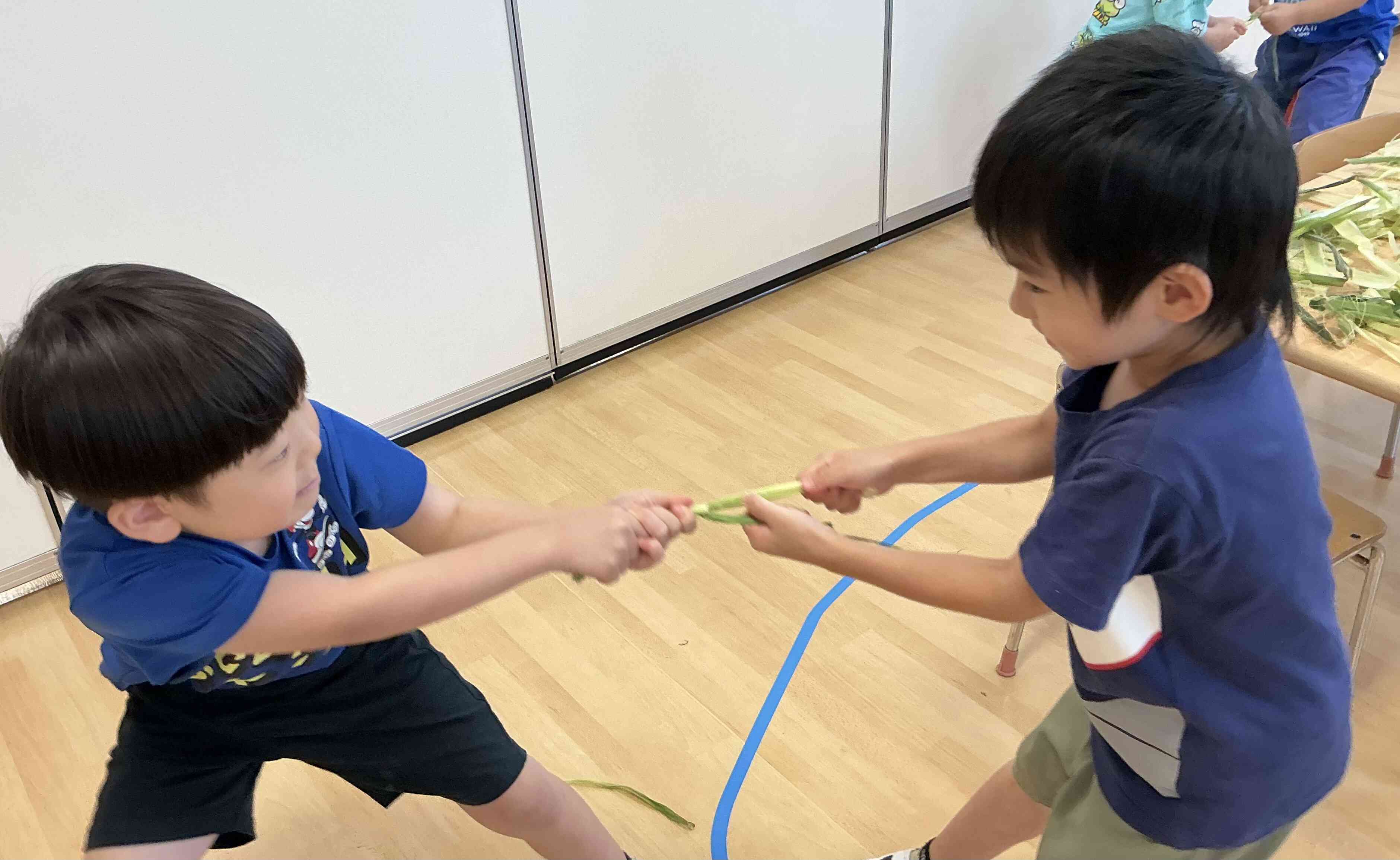とうもろこしの皮で引っ張り合い。負けないぞ！