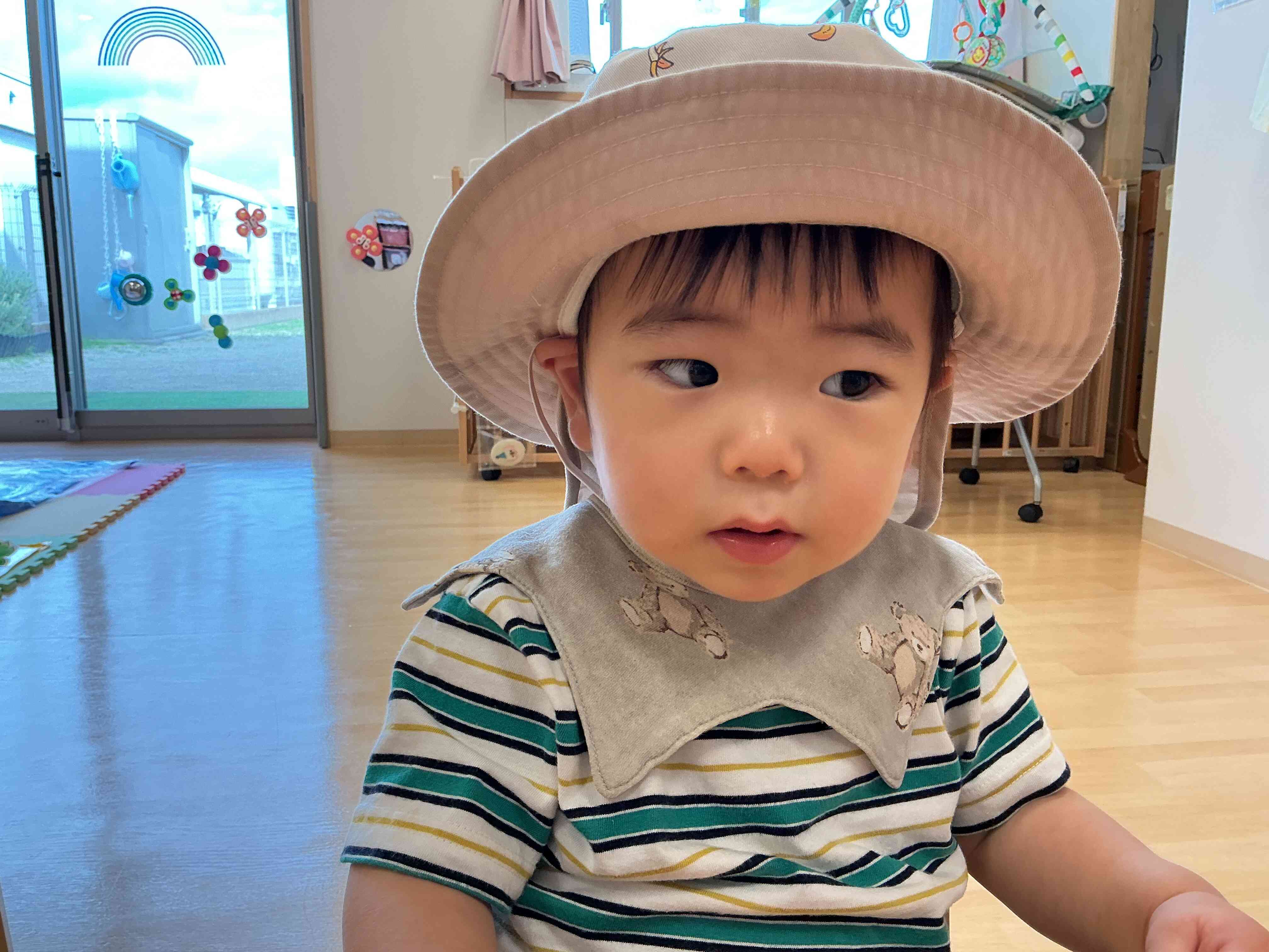 新しい帽子。新しい帽子。とても似合っているね。