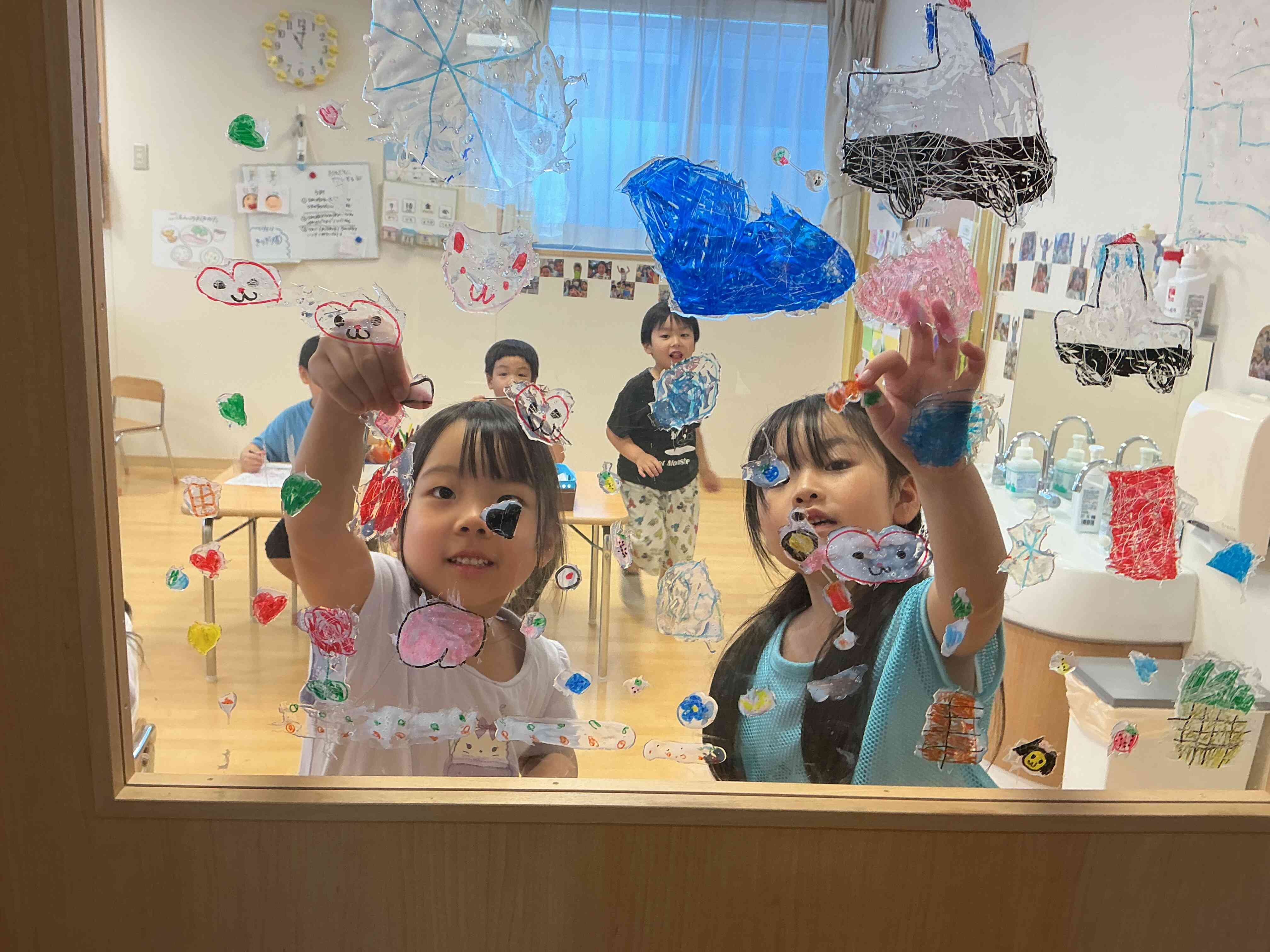 シールを作ってガラスをデコレーション!