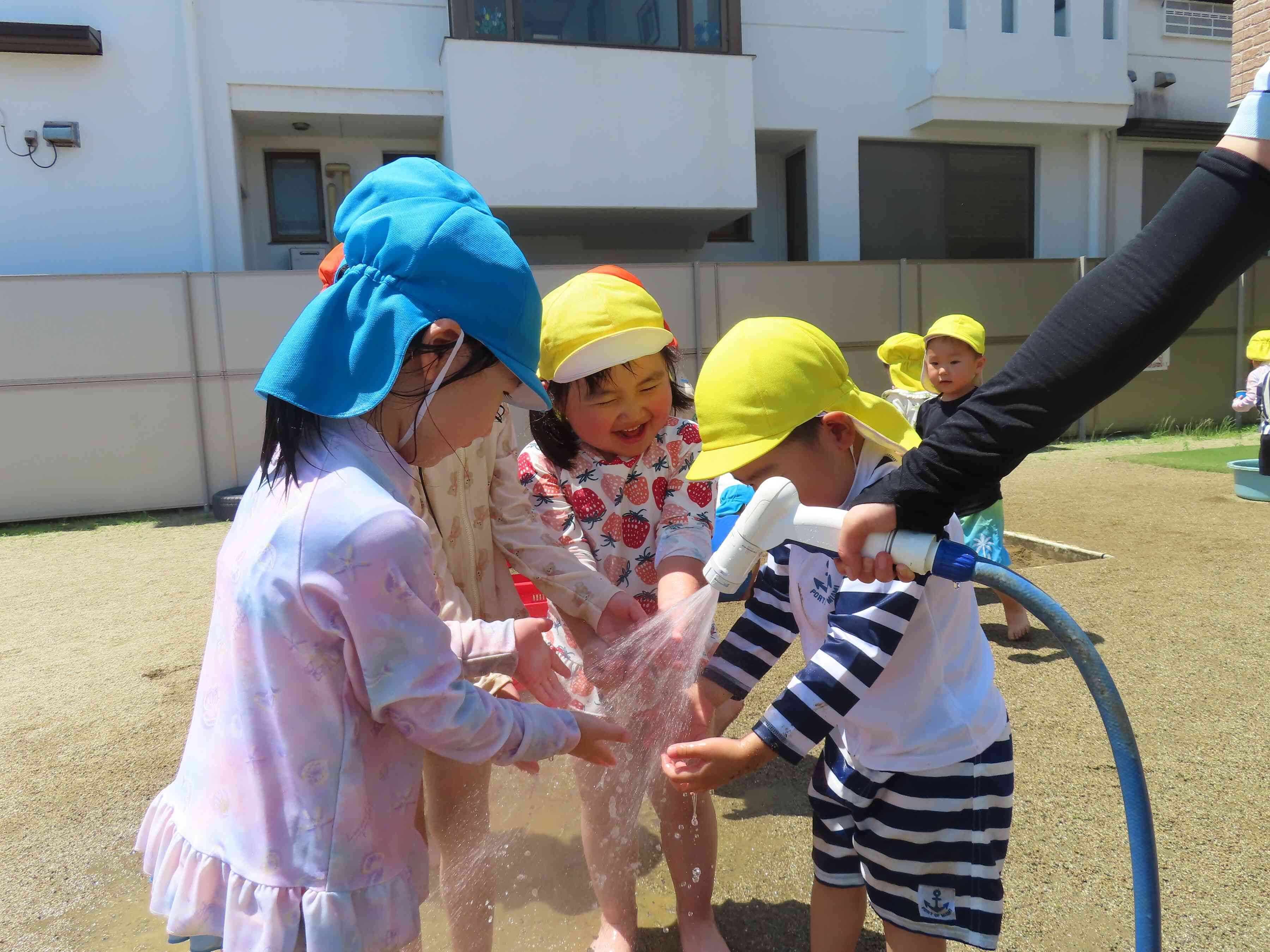 お水冷たくて気持ち良いね。