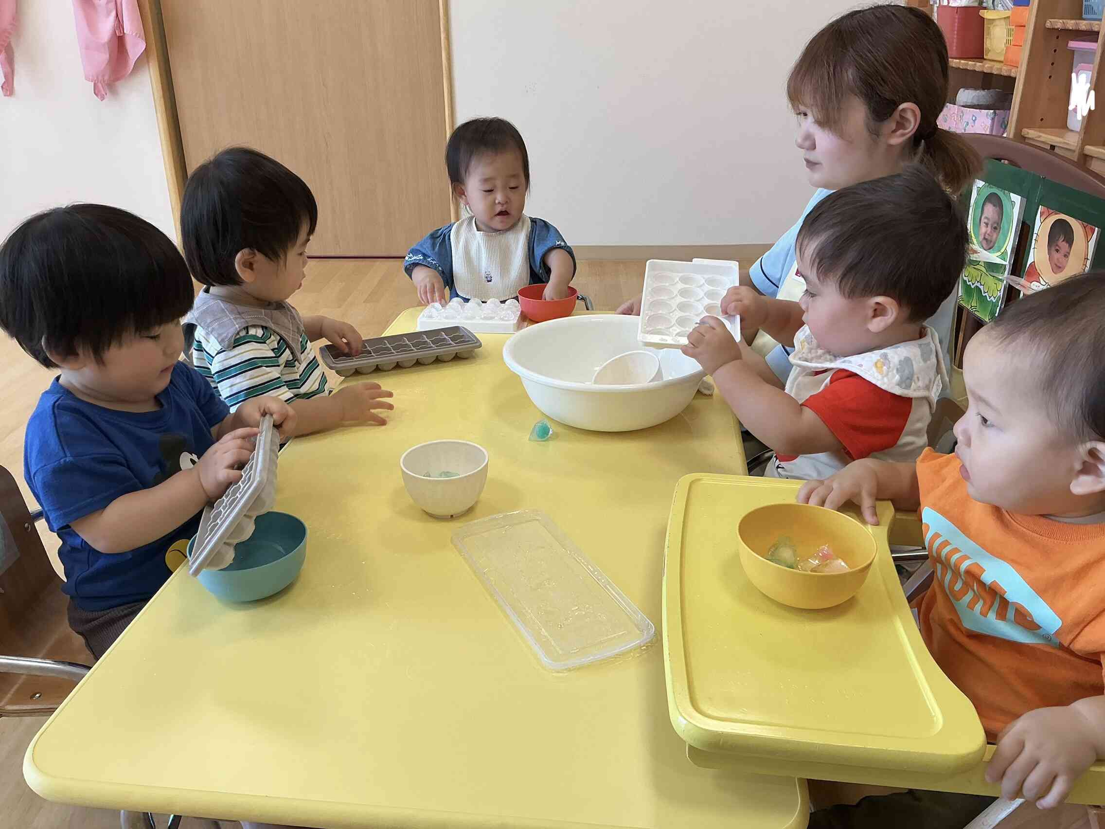 氷に触れてみたら冷たかったよ〜