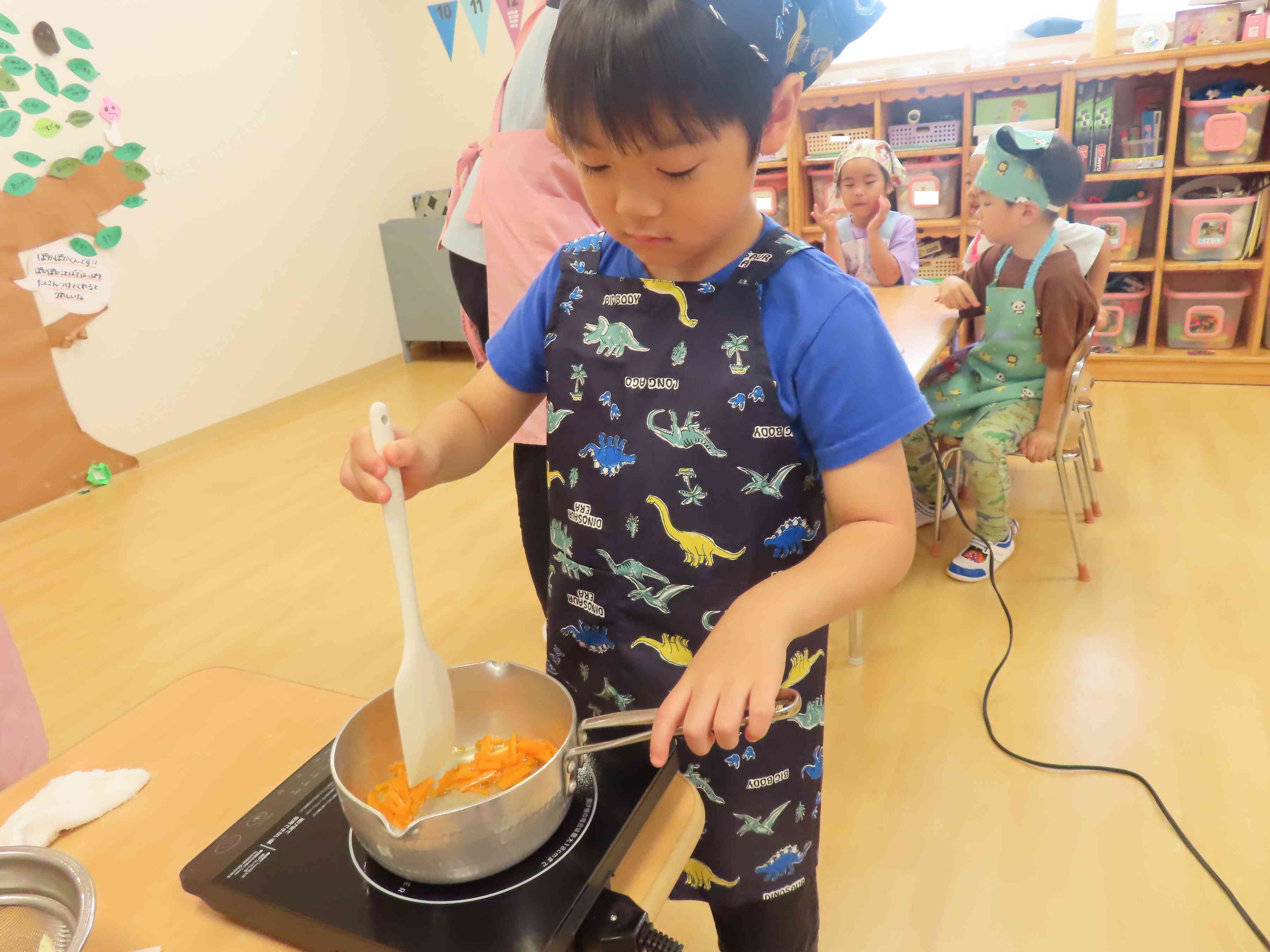 食育活動（ひじきの炒り煮つくり）5歳児