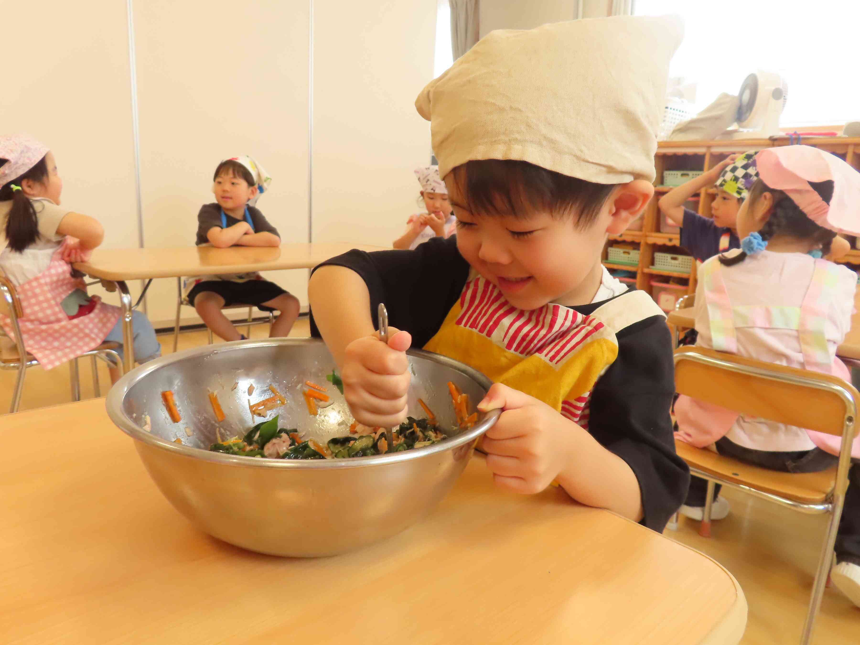 食育活動（わかめの酢の物作り）4歳児
