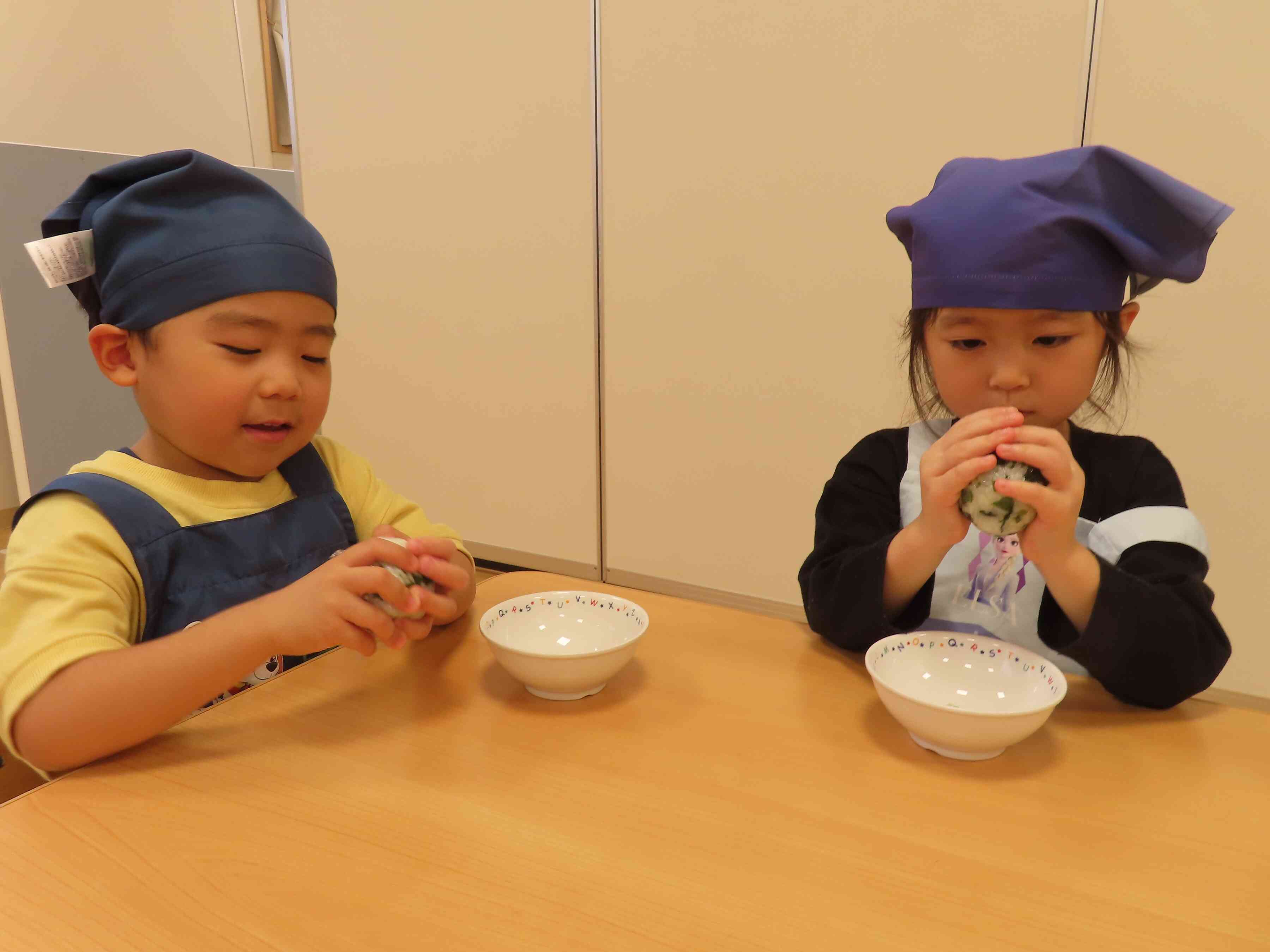 食育活動（わかめのおにぎり作り）3歳児